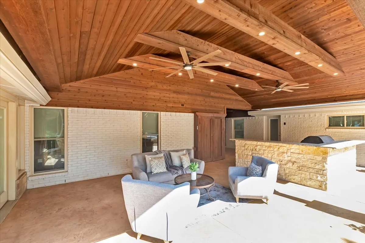 Single Family Residence For Sale in Tarrant County , 1943 Camelot Drive, Grapevine, Texas 76051, 4 Bedroom, 4 Bathroom, 2 Garage spaces, 4,297 Sqft, built in 1979, mls#21283699, Real Estate Agent in Grapevine, Homes For Sale in Tarrant county, Homes For Sale in Grapevine, Realtor in Grapevine Texas, Real Estate Brokerage Independent Realty Texas, Luminita Cordes Realtor