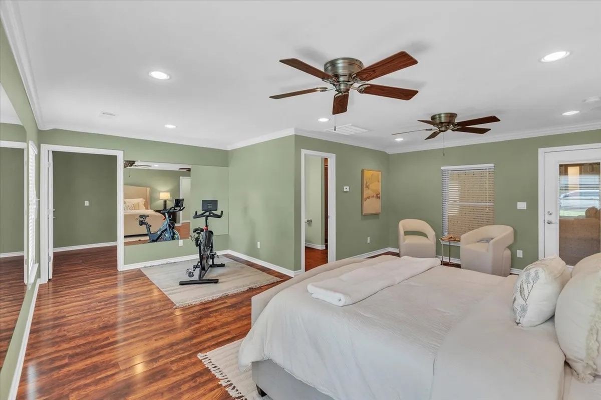 Single Family Residence For Sale in Tarrant County , 1943 Camelot Drive, Grapevine, Texas 76051, 4 Bedroom, 4 Bathroom, 2 Garage spaces, 4,297 Sqft, built in 1979, mls#21283699, Real Estate Agent in Grapevine, Homes For Sale in Tarrant county, Homes For Sale in Grapevine, Realtor in Grapevine Texas, Real Estate Brokerage Independent Realty Texas, Luminita Cordes Realtor