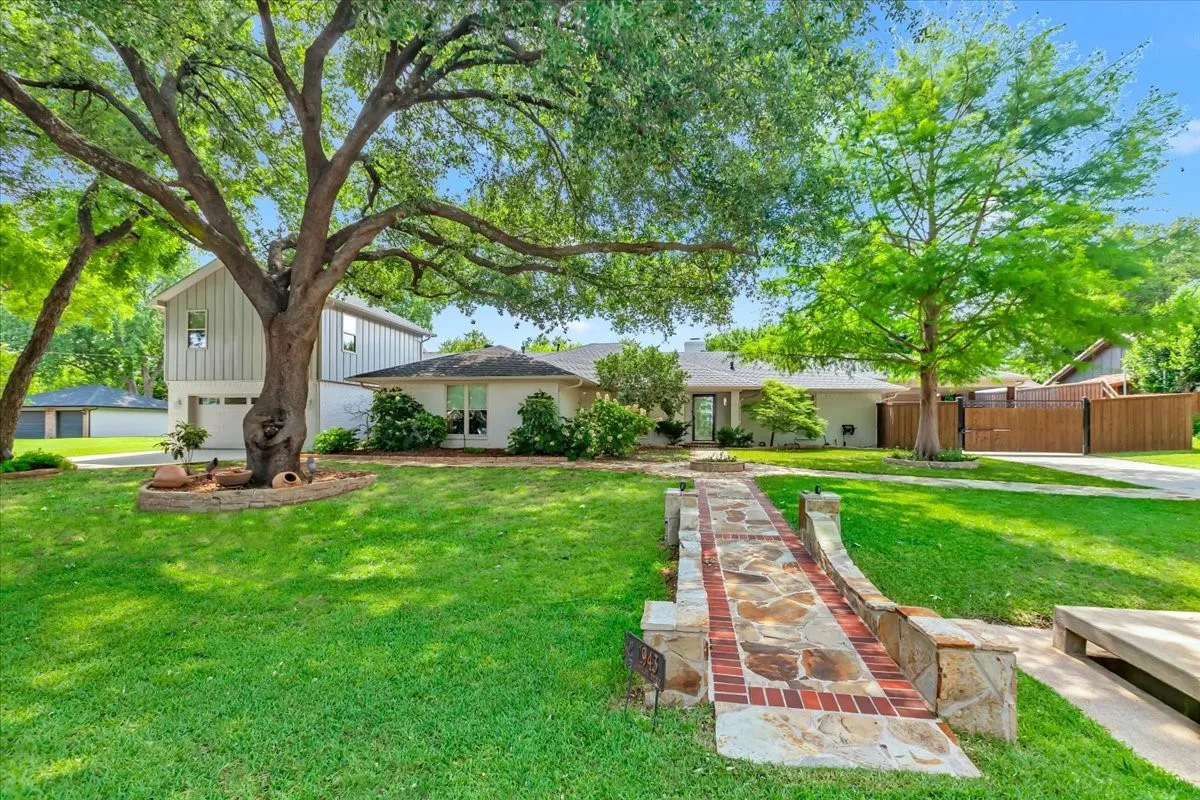 Single Family Residence For Sale in Tarrant County , 1943 Camelot Drive, Grapevine, Texas 76051, 4 Bedroom, 4 Bathroom, 2 Garage spaces, 4,297 Sqft, built in 1979, mls#21283699, Real Estate Agent in Grapevine, Homes For Sale in Tarrant county, Homes For Sale in Grapevine, Realtor in Grapevine Texas, Real Estate Brokerage Independent Realty Texas, Luminita Cordes Realtor