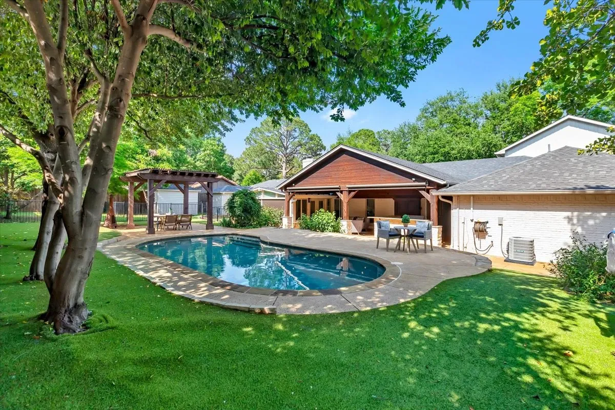 Single Family Residence For Sale in Tarrant County , 1943 Camelot Drive, Grapevine, Texas 76051, 4 Bedroom, 4 Bathroom, 2 Garage spaces, 4,297 Sqft, built in 1979, mls#21283699, Real Estate Agent in Grapevine, Homes For Sale in Tarrant county, Homes For Sale in Grapevine, Realtor in Grapevine Texas, Real Estate Brokerage Independent Realty Texas, Luminita Cordes Realtor