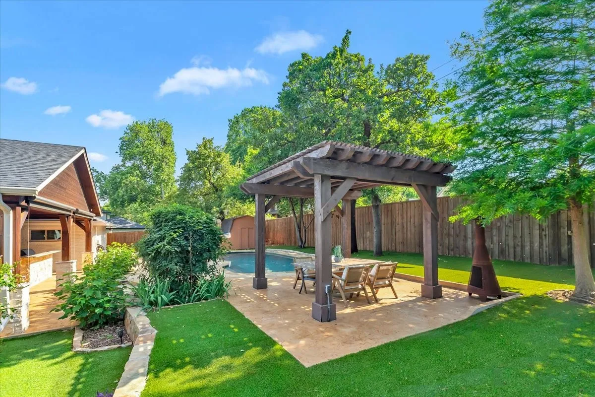 Single Family Residence For Sale in Tarrant County , 1943 Camelot Drive, Grapevine, Texas 76051, 4 Bedroom, 4 Bathroom, 2 Garage spaces, 4,297 Sqft, built in 1979, mls#21283699, Real Estate Agent in Grapevine, Homes For Sale in Tarrant county, Homes For Sale in Grapevine, Realtor in Grapevine Texas, Real Estate Brokerage Independent Realty Texas, Luminita Cordes Realtor