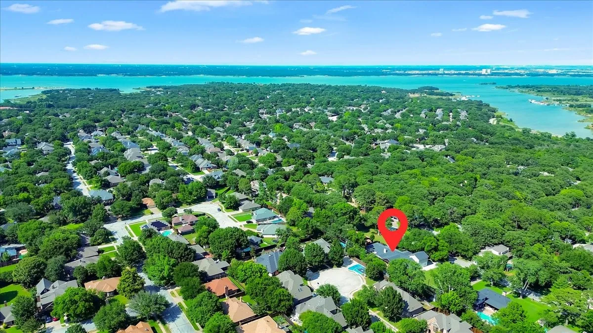 Single Family Residence For Sale in Tarrant County , 1943 Camelot Drive, Grapevine, Texas 76051, 4 Bedroom, 4 Bathroom, 2 Garage spaces, 4,297 Sqft, built in 1979, mls#21283699, Real Estate Agent in Grapevine, Homes For Sale in Tarrant county, Homes For Sale in Grapevine, Realtor in Grapevine Texas, Real Estate Brokerage Independent Realty Texas, Luminita Cordes Realtor