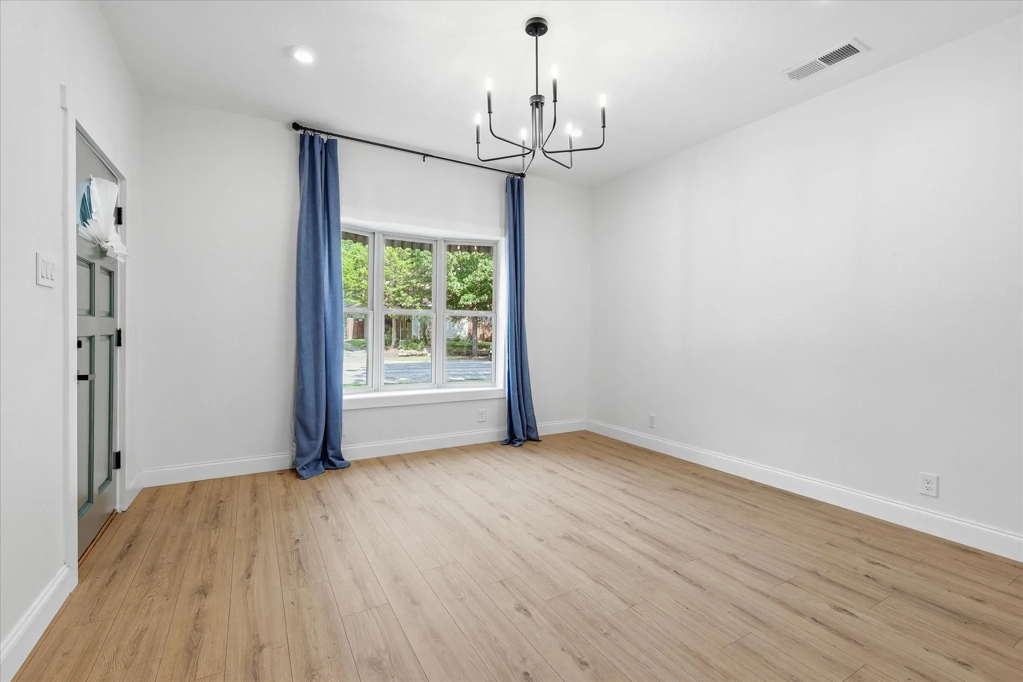 Single Family Residence For Sale in Dallas County , 1910 Ramsey Avenue, Dallas, Texas 75216, 3 Bedroom, 2 Bathroom, Garage spaces, 1,004 Sqft, built in 1925, mls#21282963, Real Estate Agent in Dallas, Homes For Sale in Dallas county, Homes For Sale in Dallas, Realtor in Dallas Texas, Real Estate Brokerage Independent Realty Texas, Luminita Cordes Realtor