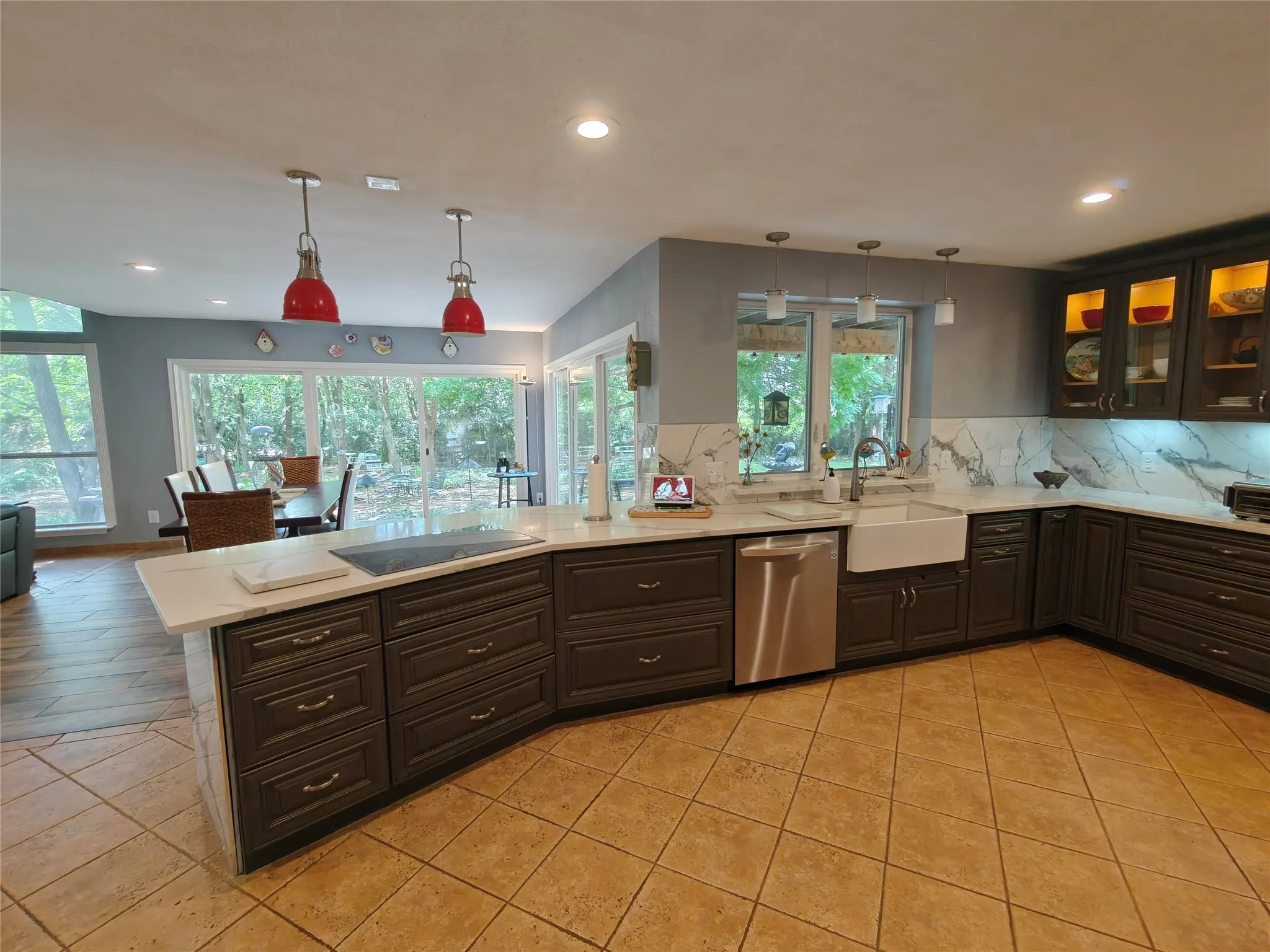 Single Family Residence For Sale in Dallas County , 5210 Cliff Haven Drive, Dallas, Texas 75236, 4 Bedroom, 3 Bathroom, 2 Garage spaces, 2,964 Sqft, built in 1992, mls#21284809, Real Estate Agent in Dallas, Homes For Sale in Dallas county, Homes For Sale in Dallas, Realtor in Dallas Texas, Real Estate Brokerage Independent Realty Texas, Luminita Cordes Realtor