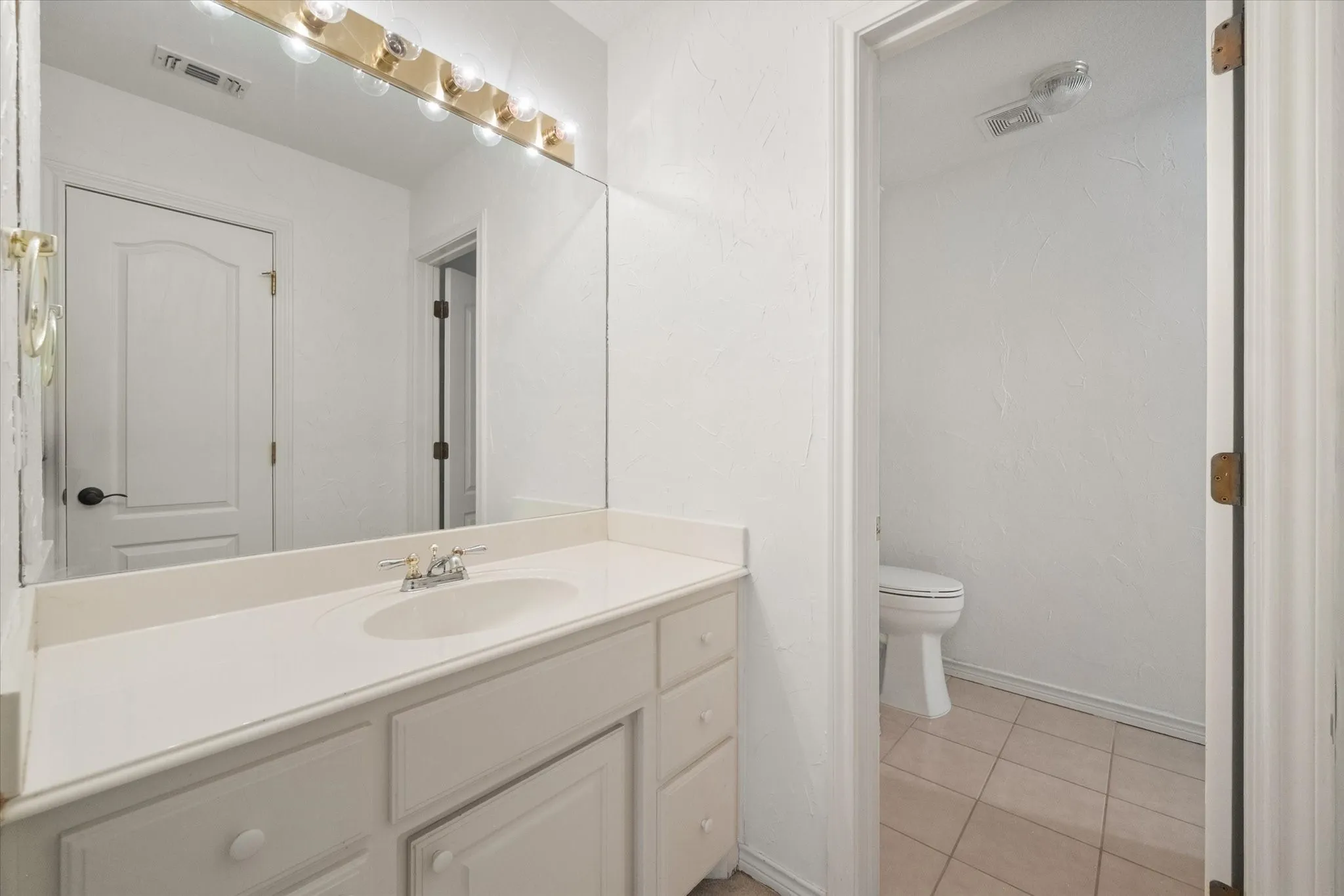Single Family Residence For Sale in Tarrant County , 1406 Merion Drive, Mansfield, Texas 76063, 4 Bedroom, 3 Bathroom, 2 Garage spaces, 2,688 Sqft, built in 1997, mls#21284854, Real Estate Agent in Mansfield, Homes For Sale in Tarrant county, Homes For Sale in Mansfield, Realtor in Mansfield Texas, Real Estate Brokerage Independent Realty Texas, Luminita Cordes Realtor