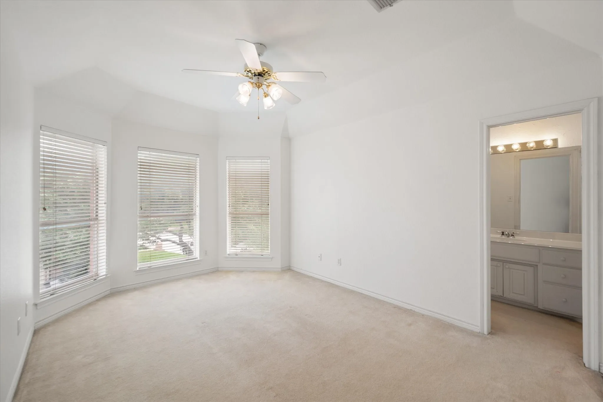 Single Family Residence For Sale in Tarrant County , 1406 Merion Drive, Mansfield, Texas 76063, 4 Bedroom, 3 Bathroom, 2 Garage spaces, 2,688 Sqft, built in 1997, mls#21284854, Real Estate Agent in Mansfield, Homes For Sale in Tarrant county, Homes For Sale in Mansfield, Realtor in Mansfield Texas, Real Estate Brokerage Independent Realty Texas, Luminita Cordes Realtor
