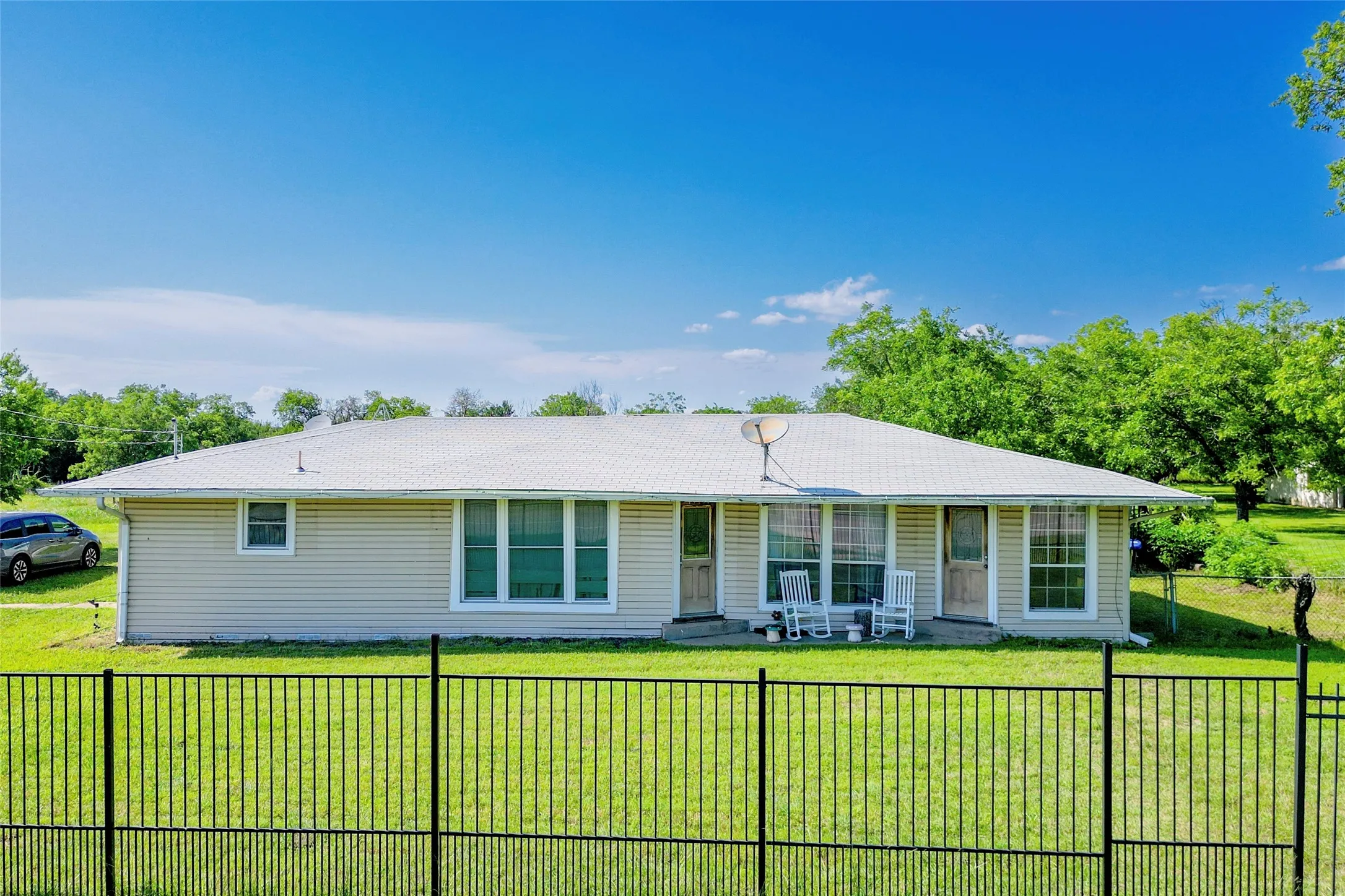 Single Family Residence For Sale in Falls County , 5073 State Highway 7, Marlin, Texas 76661, 3 Bedroom, 2 Bathroom, Garage spaces, 1,359 Sqft, built in 1960, mls#21284819, Real Estate Agent in Marlin, Homes For Sale in Falls county, Homes For Sale in Marlin, Realtor in Marlin Texas, Real Estate Brokerage Independent Realty Texas, Luminita Cordes Realtor