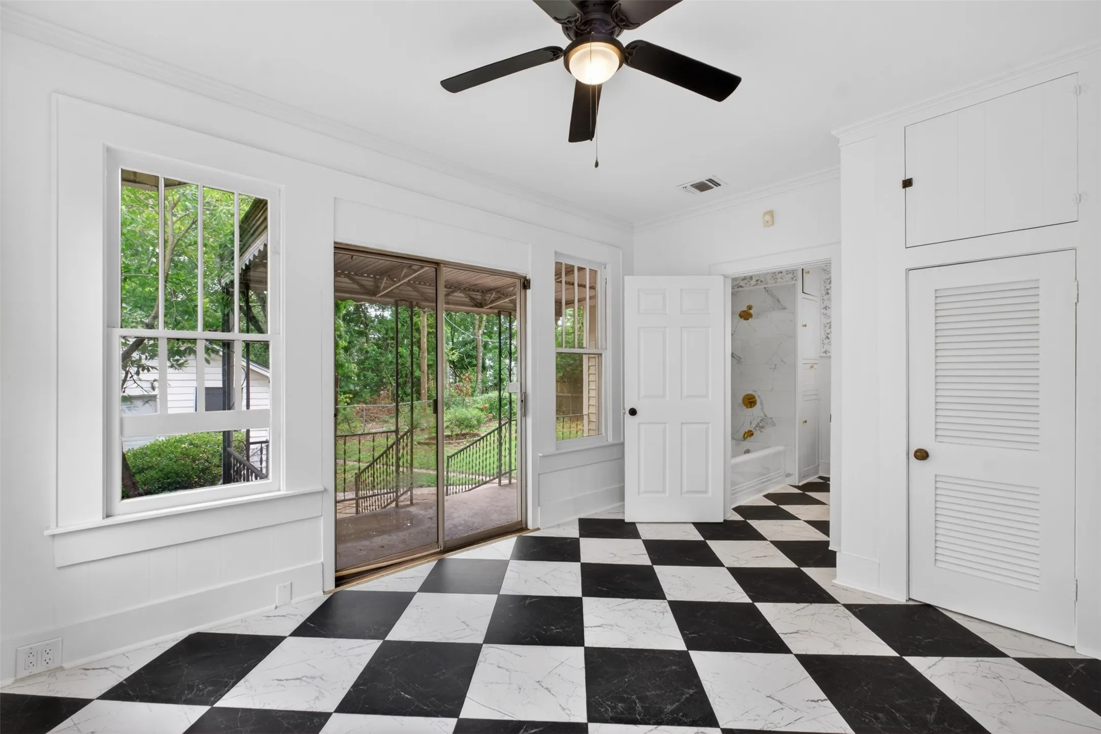 Single Family Residence For Sale in Harrison County , 106 Washington Place S, Marshall, Texas 75670, 3 Bedrooms, 2 Bathrooms, 1 Garage spaces, 1,794 Sqft, built in 1920, Price $224,900, mls#21284321, Real Estate Agent in Marshall, Homes For Sale in Harrison county, Homes For Sale in Marshall, Realtor in Marshall Texas, Real Estate Brokerage Independent Realty Texas, Luminita Cordes Realtor