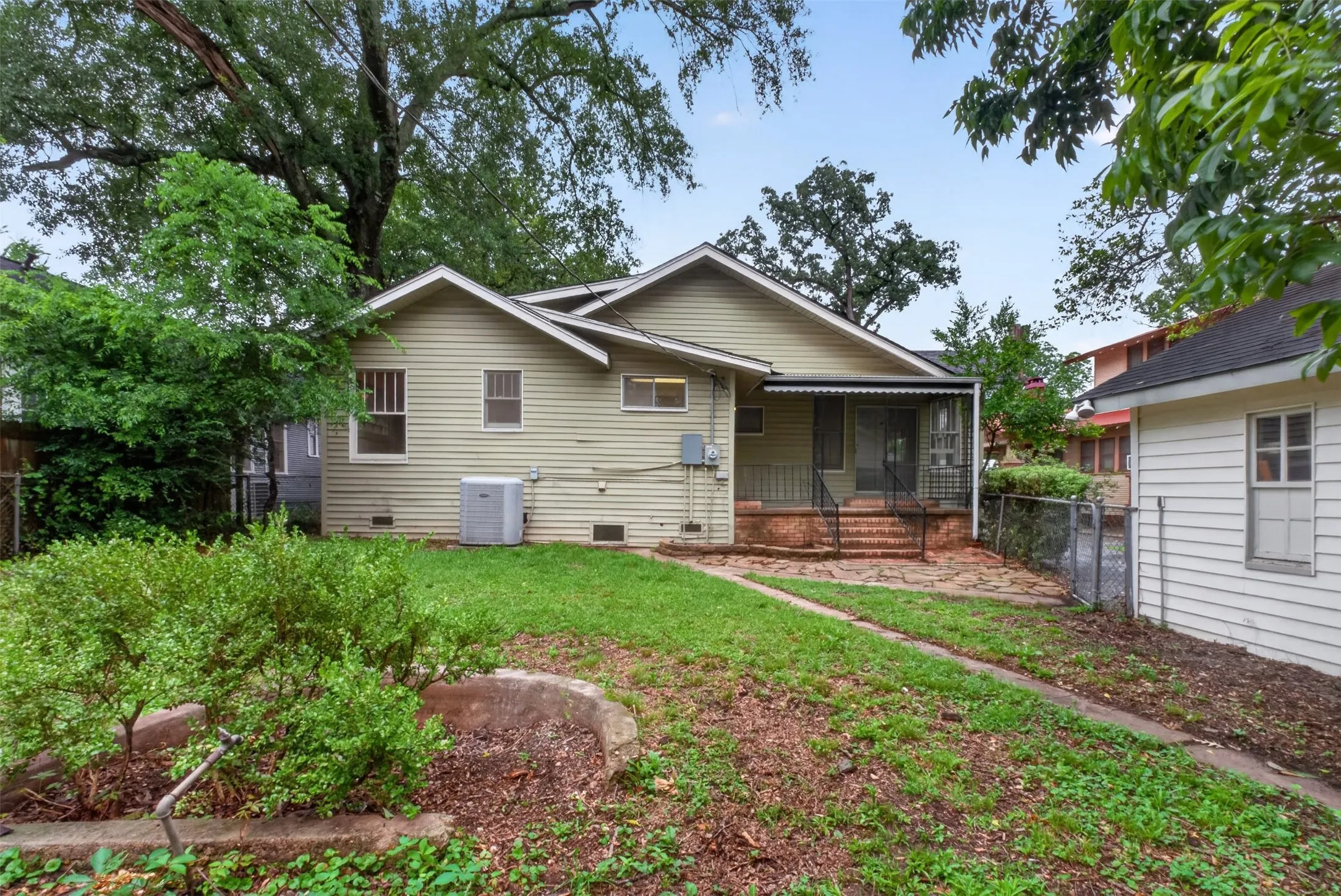 Single Family Residence For Sale in Harrison County , 106 Washington Place S, Marshall, Texas 75670, 3 Bedrooms, 2 Bathrooms, 1 Garage spaces, 1,794 Sqft, built in 1920, Price $224,900, mls#21284321, Real Estate Agent in Marshall, Homes For Sale in Harrison county, Homes For Sale in Marshall, Realtor in Marshall Texas, Real Estate Brokerage Independent Realty Texas, Luminita Cordes Realtor