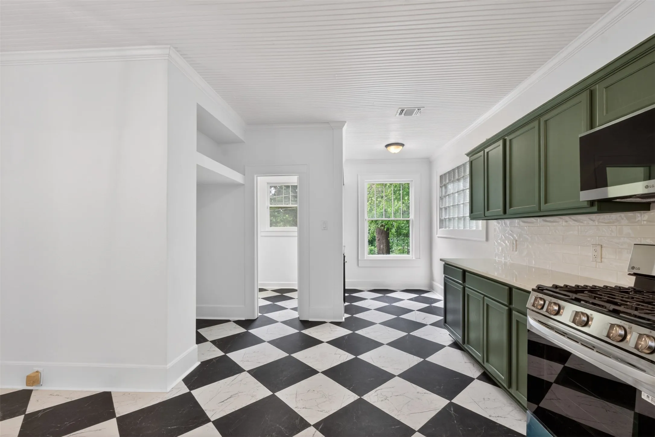 Single Family Residence For Sale in Harrison County , 106 Washington Place S, Marshall, Texas 75670, 3 Bedrooms, 2 Bathrooms, 1 Garage spaces, 1,794 Sqft, built in 1920, Price $224,900, mls#21284321, Real Estate Agent in Marshall, Homes For Sale in Harrison county, Homes For Sale in Marshall, Realtor in Marshall Texas, Real Estate Brokerage Independent Realty Texas, Luminita Cordes Realtor