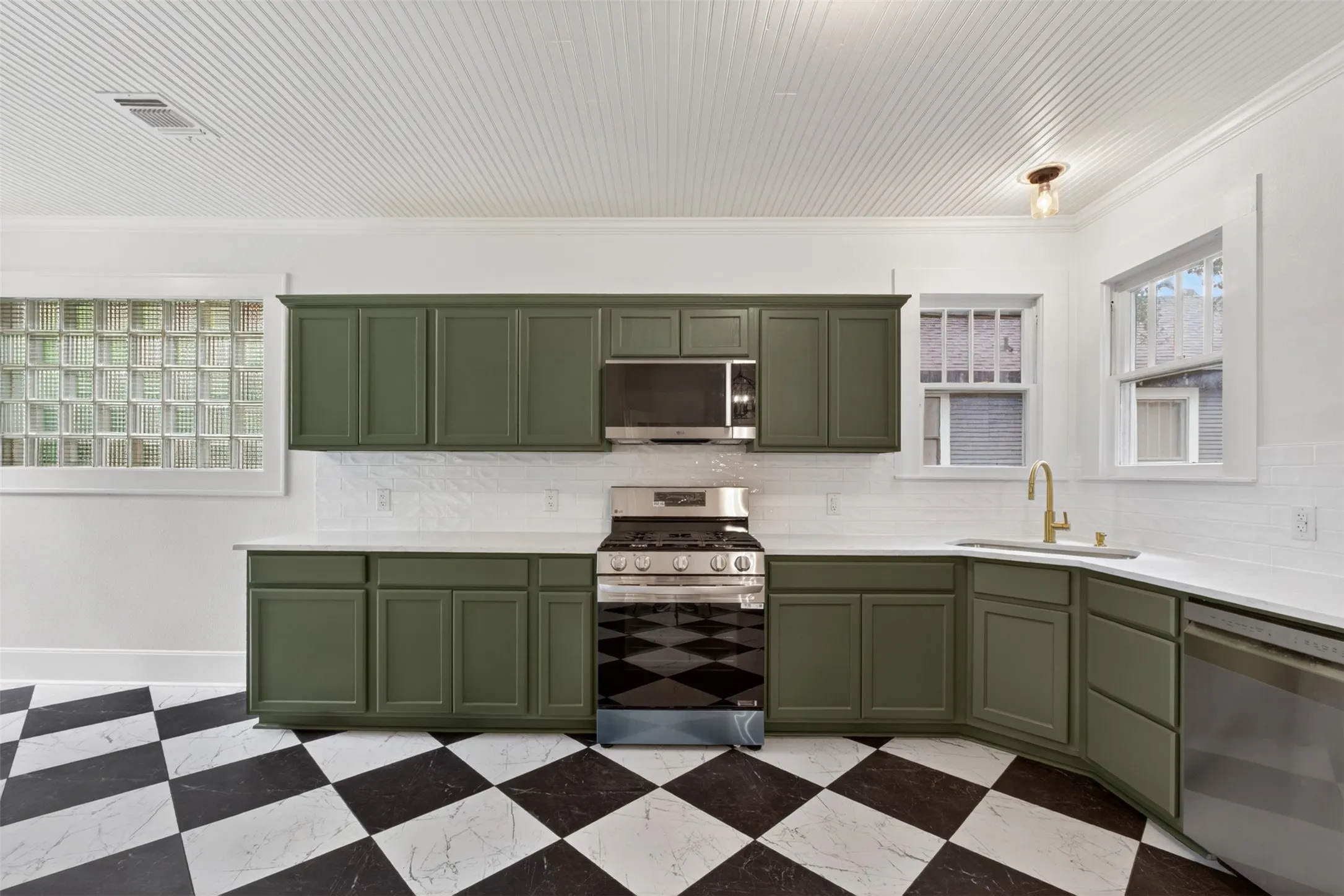 Single Family Residence For Sale in Harrison County , 106 Washington Place S, Marshall, Texas 75670, 3 Bedrooms, 2 Bathrooms, 1 Garage spaces, 1,794 Sqft, built in 1920, Price $224,900, mls#21284321, Real Estate Agent in Marshall, Homes For Sale in Harrison county, Homes For Sale in Marshall, Realtor in Marshall Texas, Real Estate Brokerage Independent Realty Texas, Luminita Cordes Realtor