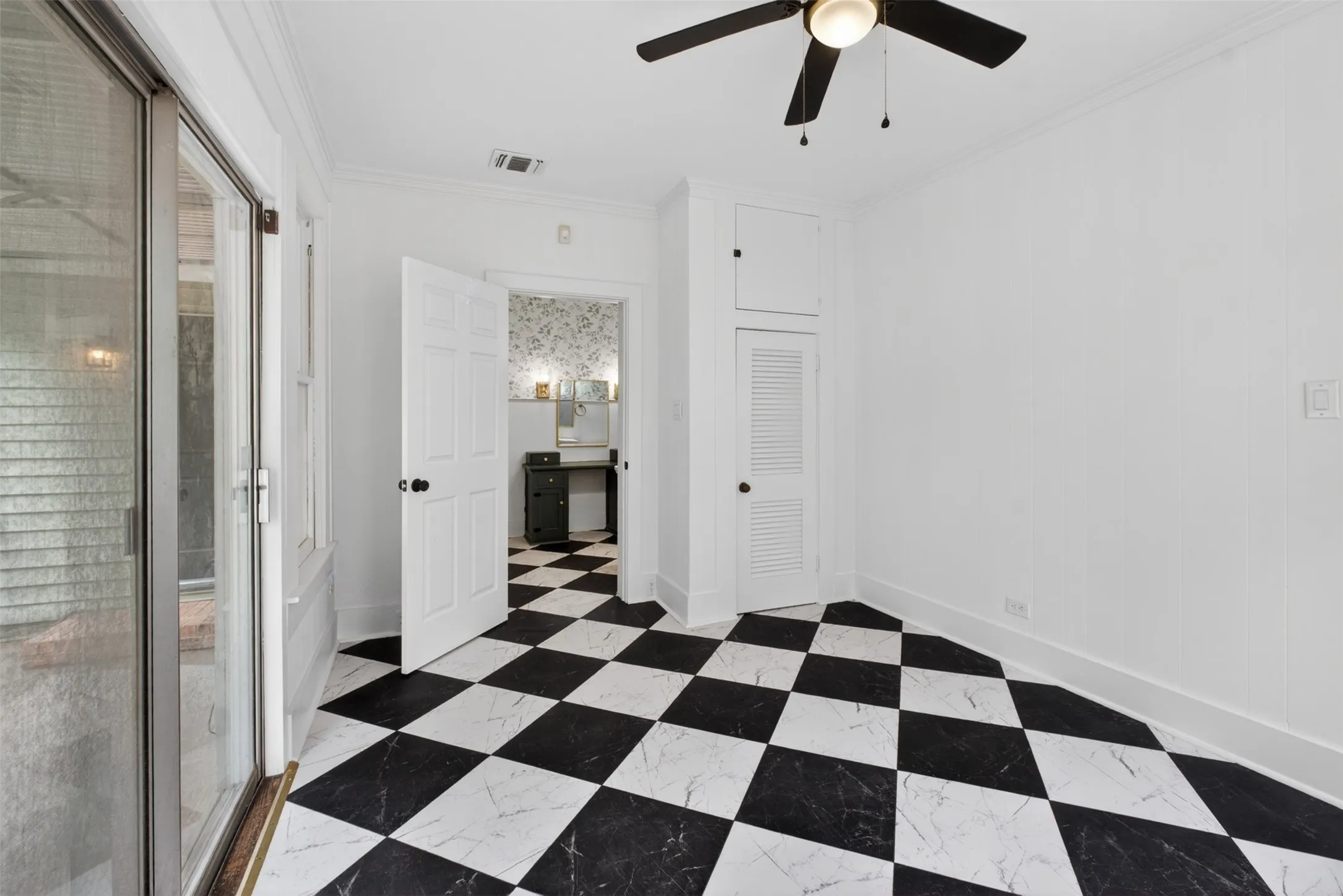 Single Family Residence For Sale in Harrison County , 106 Washington Place S, Marshall, Texas 75670, 3 Bedrooms, 2 Bathrooms, 1 Garage spaces, 1,794 Sqft, built in 1920, Price $224,900, mls#21284321, Real Estate Agent in Marshall, Homes For Sale in Harrison county, Homes For Sale in Marshall, Realtor in Marshall Texas, Real Estate Brokerage Independent Realty Texas, Luminita Cordes Realtor