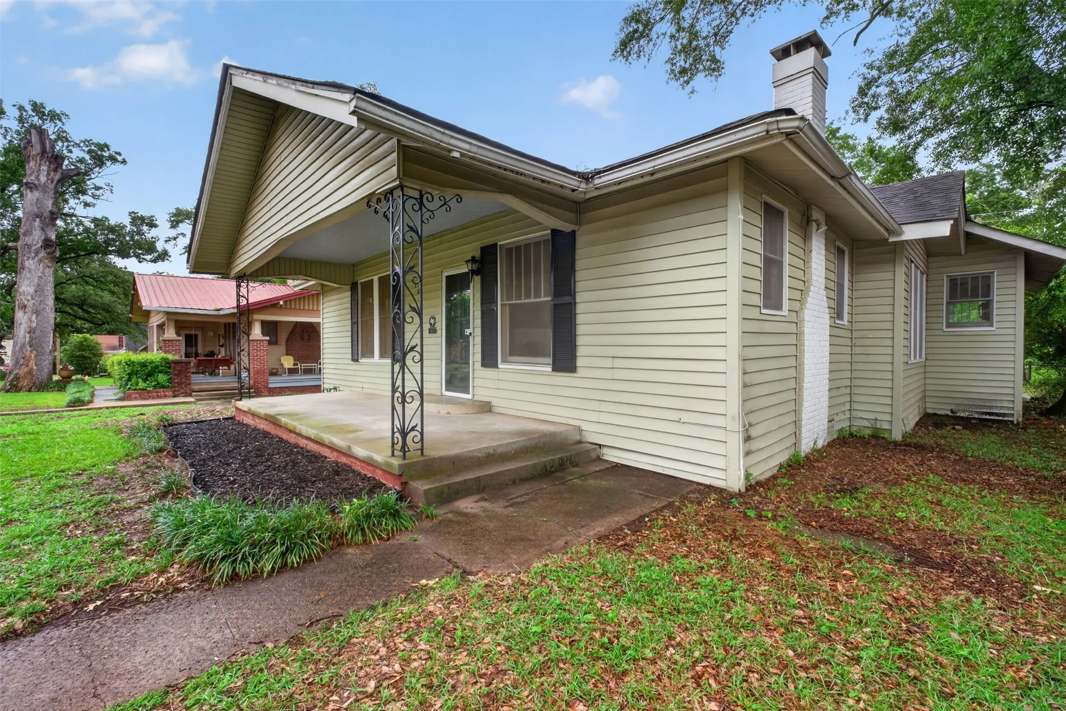 Single Family Residence For Sale in Harrison County , 106 Washington Place S, Marshall, Texas 75670, 3 Bedrooms, 2 Bathrooms, 1 Garage spaces, 1,794 Sqft, built in 1920, Price $224,900, mls#21284321, Real Estate Agent in Marshall, Homes For Sale in Harrison county, Homes For Sale in Marshall, Realtor in Marshall Texas, Real Estate Brokerage Independent Realty Texas, Luminita Cordes Realtor