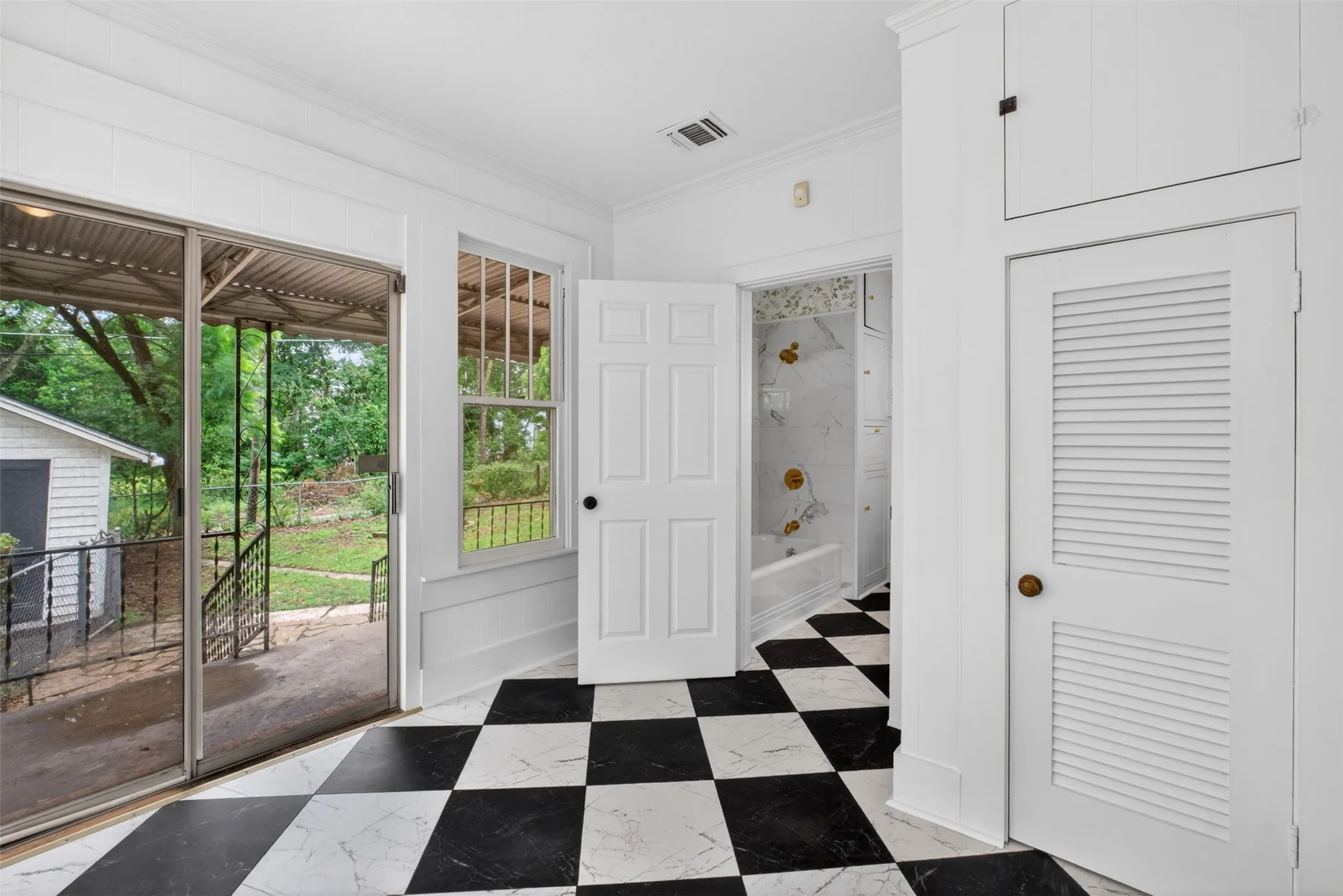 Single Family Residence For Sale in Harrison County , 106 Washington Place S, Marshall, Texas 75670, 3 Bedrooms, 2 Bathrooms, 1 Garage spaces, 1,794 Sqft, built in 1920, Price $224,900, mls#21284321, Real Estate Agent in Marshall, Homes For Sale in Harrison county, Homes For Sale in Marshall, Realtor in Marshall Texas, Real Estate Brokerage Independent Realty Texas, Luminita Cordes Realtor