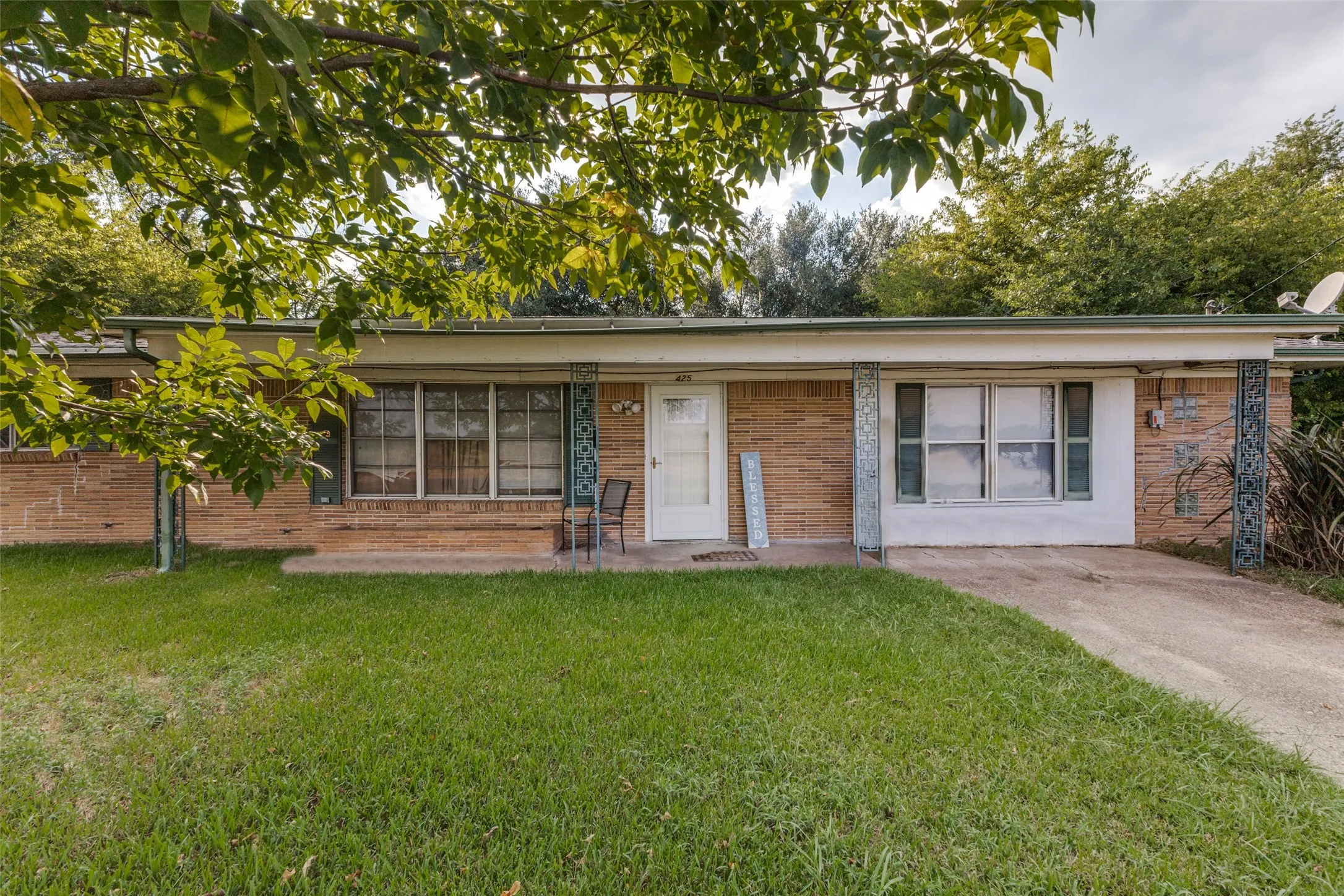Single Family Residence For Sale in Van Zandt County , 425 Lybrand Street, Wills Point, Texas 75169, 3 Bedroom, 2 Bathroom, Garage spaces, 1,600 Sqft, built in 1961, mls#21284890, Real Estate Agent in Wills Point, Homes For Sale in Van Zandt county, Homes For Sale in Wills Point, Realtor in Wills Point Texas, Real Estate Brokerage Independent Realty Texas, Luminita Cordes Realtor
