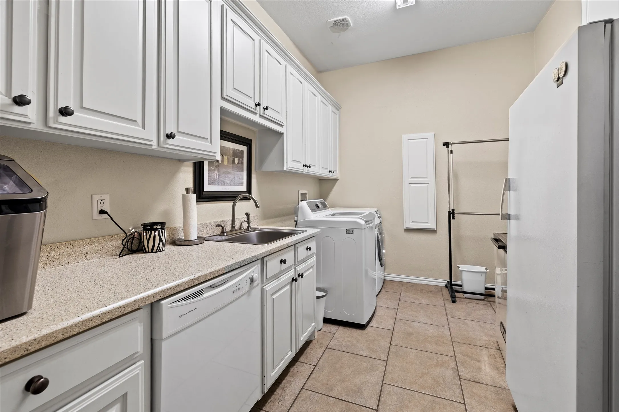 Single Family Residence For Sale in Henderson County , 8597 Fallow Run, Larue, Texas 75770, 3 Bedroom, 3 Bathroom, 2 Garage spaces, 3,857 Sqft, built in 2005, Price $899,000, mls#21284025, Real Estate Agent in Larue, Homes For Sale in Henderson county, Homes For Sale in Larue, Realtor in Larue Texas, Real Estate Brokerage Independent Realty Texas, Luminita Cordes Realtor