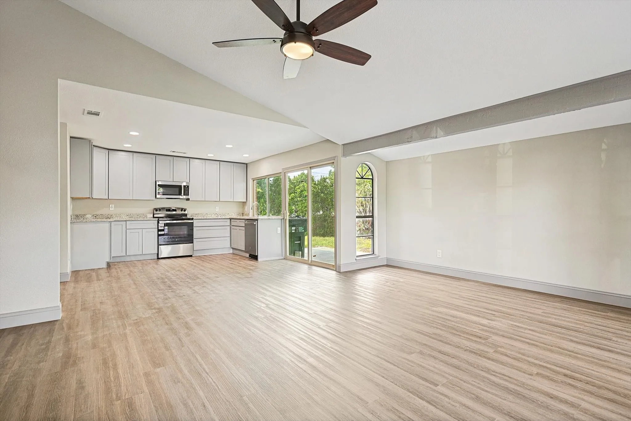 Single Family Residence For Rent in Denton County , 2903 Winterberry Drive, Carrollton, Texas 75007, 3 Bedrooms, 2 Bathrooms, 2 Garage spaces, 1,514 Sqft, built in 1977, Price $2,800, mls#21284899, Real Estate Agent in Carrollton, Homes For Rent in Denton county, Homes For Rent in Carrollton, Realtor in Carrollton Texas, Real Estate Brokerage Independent Realty Texas, Luminita Cordes Realtor