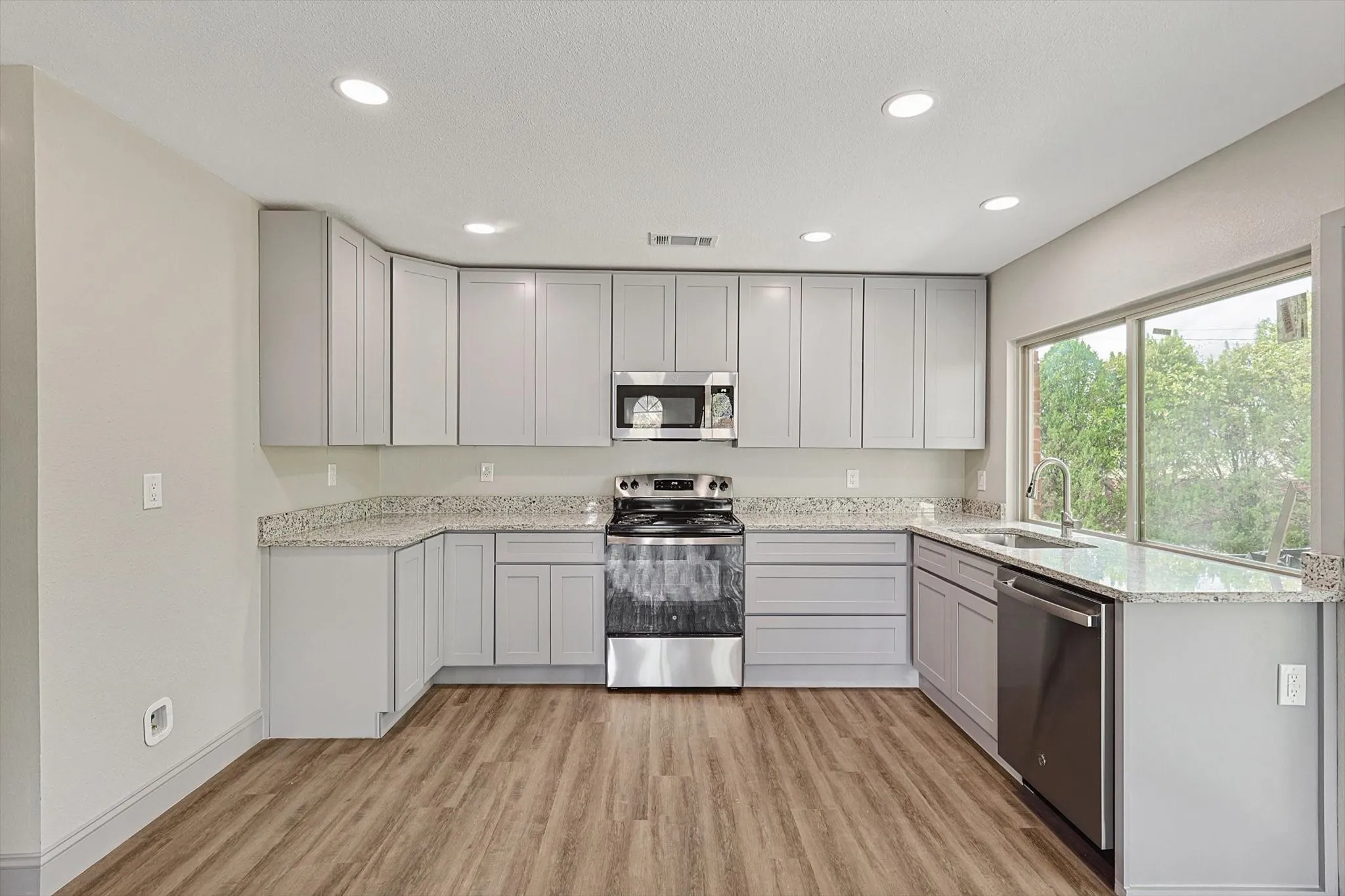 Single Family Residence For Rent in Denton County , 2903 Winterberry Drive, Carrollton, Texas 75007, 3 Bedrooms, 2 Bathrooms, 2 Garage spaces, 1,514 Sqft, built in 1977, Price $2,800, mls#21284899, Real Estate Agent in Carrollton, Homes For Rent in Denton county, Homes For Rent in Carrollton, Realtor in Carrollton Texas, Real Estate Brokerage Independent Realty Texas, Luminita Cordes Realtor