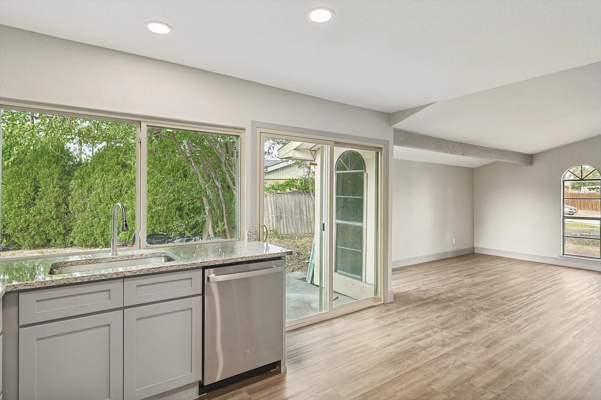Single Family Residence For Rent in Denton County , 2903 Winterberry Drive, Carrollton, Texas 75007, 3 Bedrooms, 2 Bathrooms, 2 Garage spaces, 1,514 Sqft, built in 1977, Price $2,800, mls#21284899, Real Estate Agent in Carrollton, Homes For Rent in Denton county, Homes For Rent in Carrollton, Realtor in Carrollton Texas, Real Estate Brokerage Independent Realty Texas, Luminita Cordes Realtor