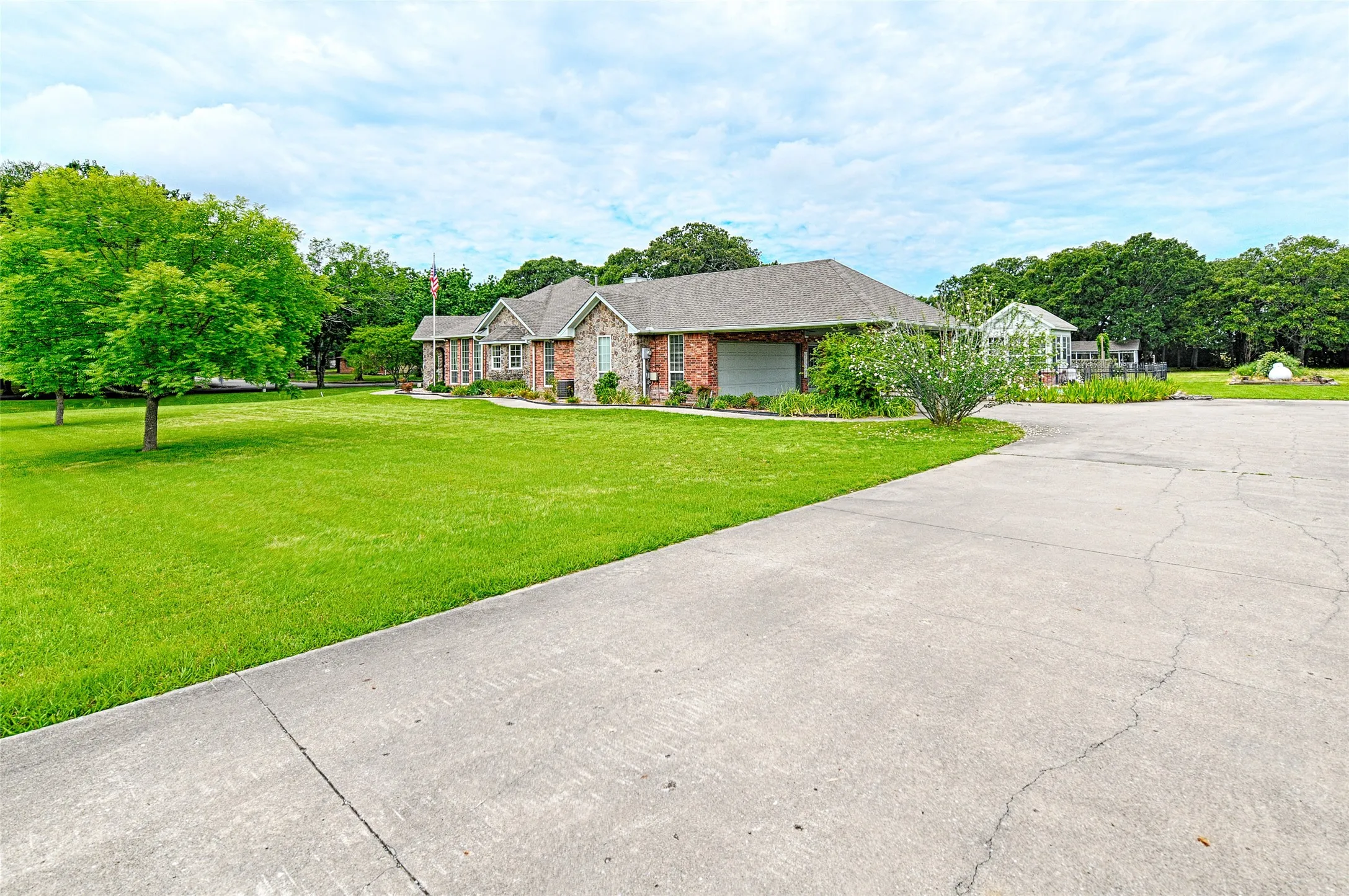 Single Family Residence For Sale in Hunt County , 4082 Tracy Lane, Greenville, Texas 75402, 4 Bedroom, 3 Bathroom, 2 Garage spaces, 3,236 Sqft, built in 2004, mls#21280434, Real Estate Agent in Greenville, Homes For Sale in Hunt county, Homes For Sale in Greenville, Realtor in Greenville Texas, Real Estate Brokerage Independent Realty Texas, Luminita Cordes Realtor