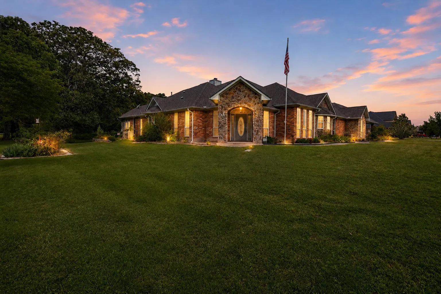 Single Family Residence For Sale in Hunt County , 4082 Tracy Lane, Greenville, Texas 75402, 4 Bedroom, 3 Bathroom, 2 Garage spaces, 3,236 Sqft, built in 2004, mls#21280434, Real Estate Agent in Greenville, Homes For Sale in Hunt county, Homes For Sale in Greenville, Realtor in Greenville Texas, Real Estate Brokerage Independent Realty Texas, Luminita Cordes Realtor