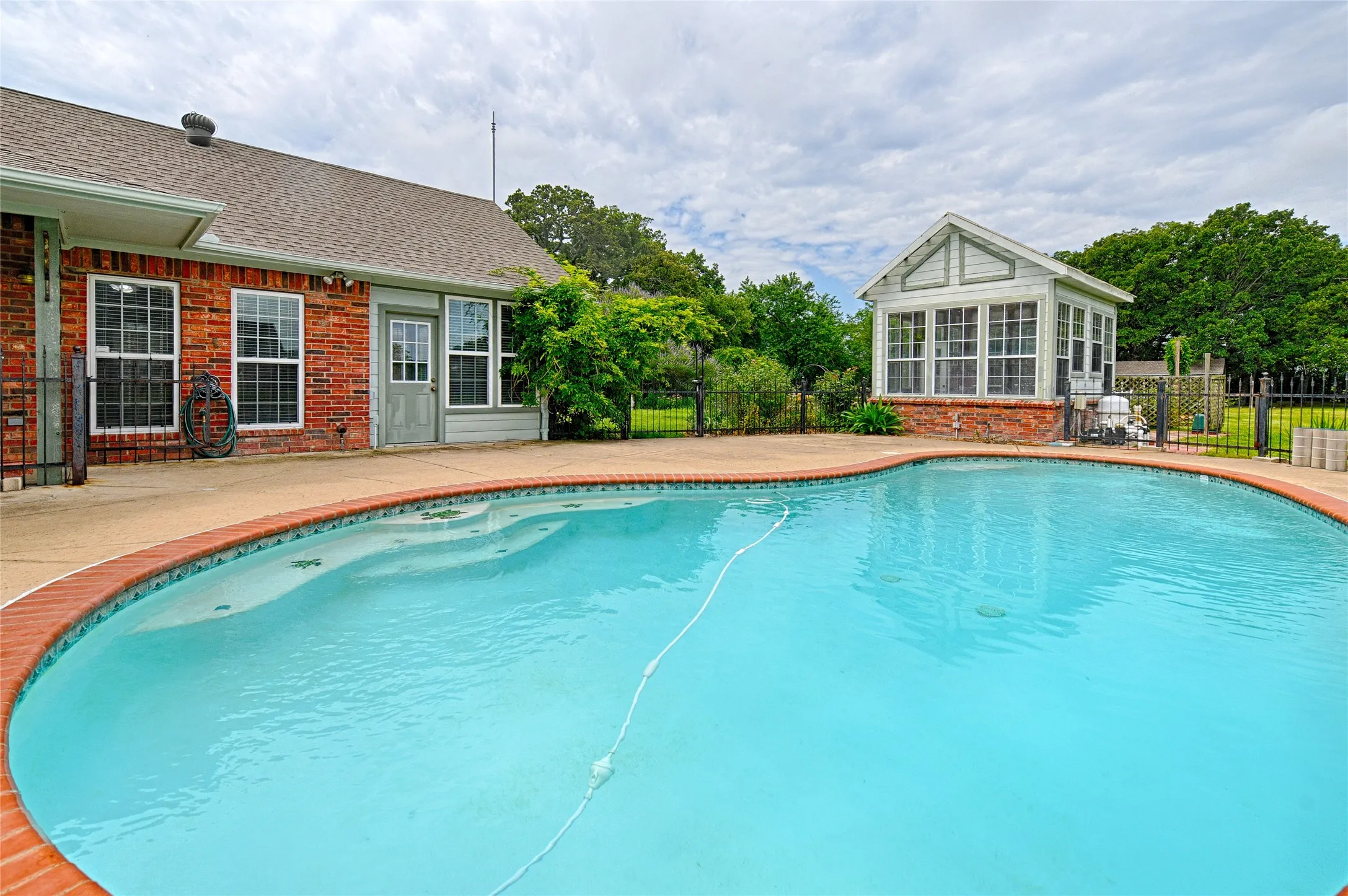 Single Family Residence For Sale in Hunt County , 4082 Tracy Lane, Greenville, Texas 75402, 4 Bedroom, 3 Bathroom, 2 Garage spaces, 3,236 Sqft, built in 2004, mls#21280434, Real Estate Agent in Greenville, Homes For Sale in Hunt county, Homes For Sale in Greenville, Realtor in Greenville Texas, Real Estate Brokerage Independent Realty Texas, Luminita Cordes Realtor