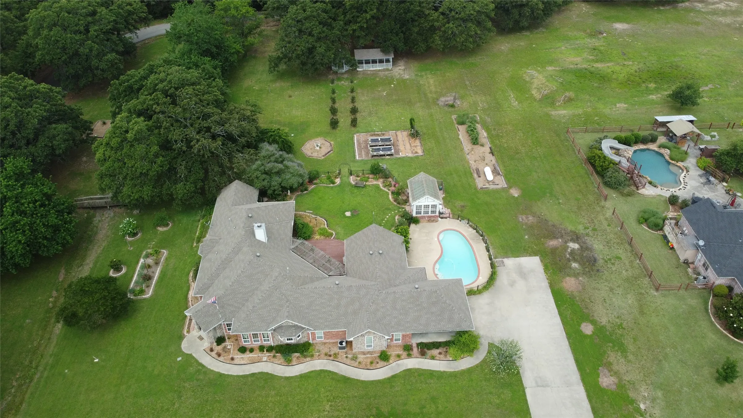 Single Family Residence For Sale in Hunt County , 4082 Tracy Lane, Greenville, Texas 75402, 4 Bedroom, 3 Bathroom, 2 Garage spaces, 3,236 Sqft, built in 2004, mls#21280434, Real Estate Agent in Greenville, Homes For Sale in Hunt county, Homes For Sale in Greenville, Realtor in Greenville Texas, Real Estate Brokerage Independent Realty Texas, Luminita Cordes Realtor