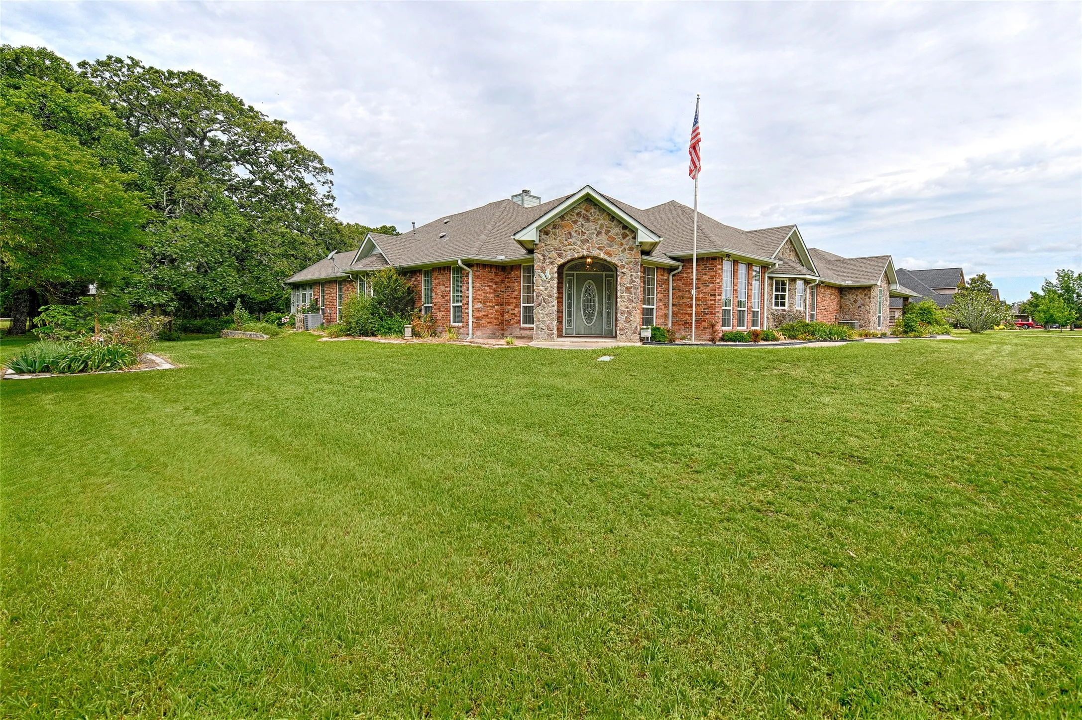 Single Family Residence For Sale in Hunt County , 4082 Tracy Lane, Greenville, Texas 75402, 4 Bedroom, 3 Bathroom, 2 Garage spaces, 3,236 Sqft, built in 2004, mls#21280434, Real Estate Agent in Greenville, Homes For Sale in Hunt county, Homes For Sale in Greenville, Realtor in Greenville Texas, Real Estate Brokerage Independent Realty Texas, Luminita Cordes Realtor