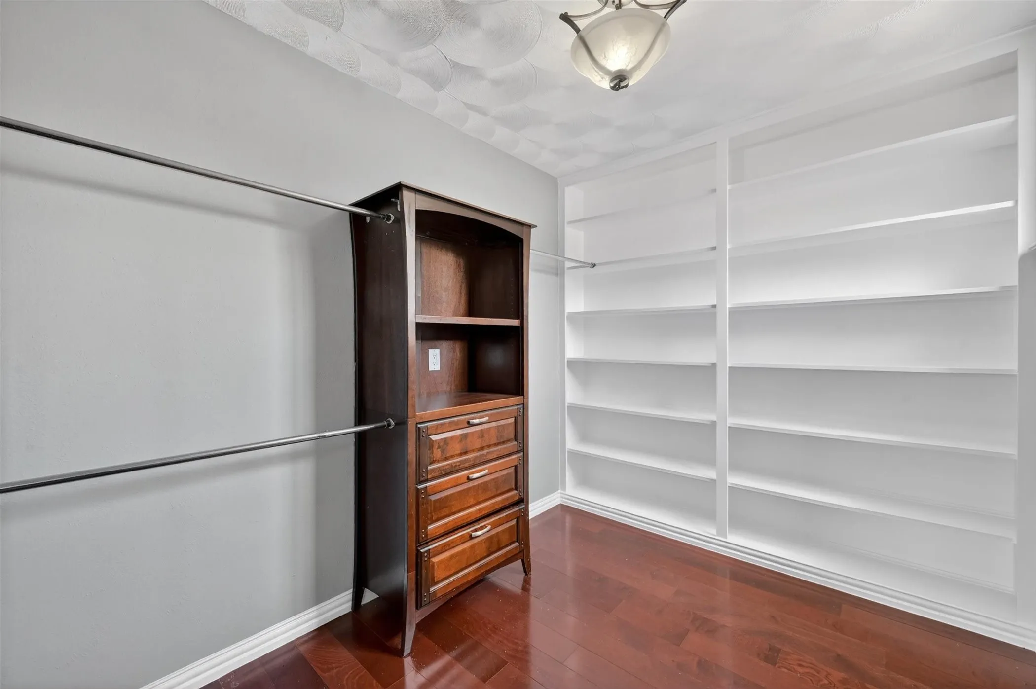 Single Family Residence For Sale in Dallas County , 3625 Parader Court, Dallas, Texas 75228, 4 Bedroom, 3 Bathroom, 2 Garage spaces, 2,189 Sqft, built in 1965, Price $379,990, mls#21280606, Real Estate Agent in Dallas, Homes For Sale in Dallas county, Homes For Sale in Dallas, Realtor in Dallas Texas, Real Estate Brokerage Independent Realty Texas, Luminita Cordes Realtor