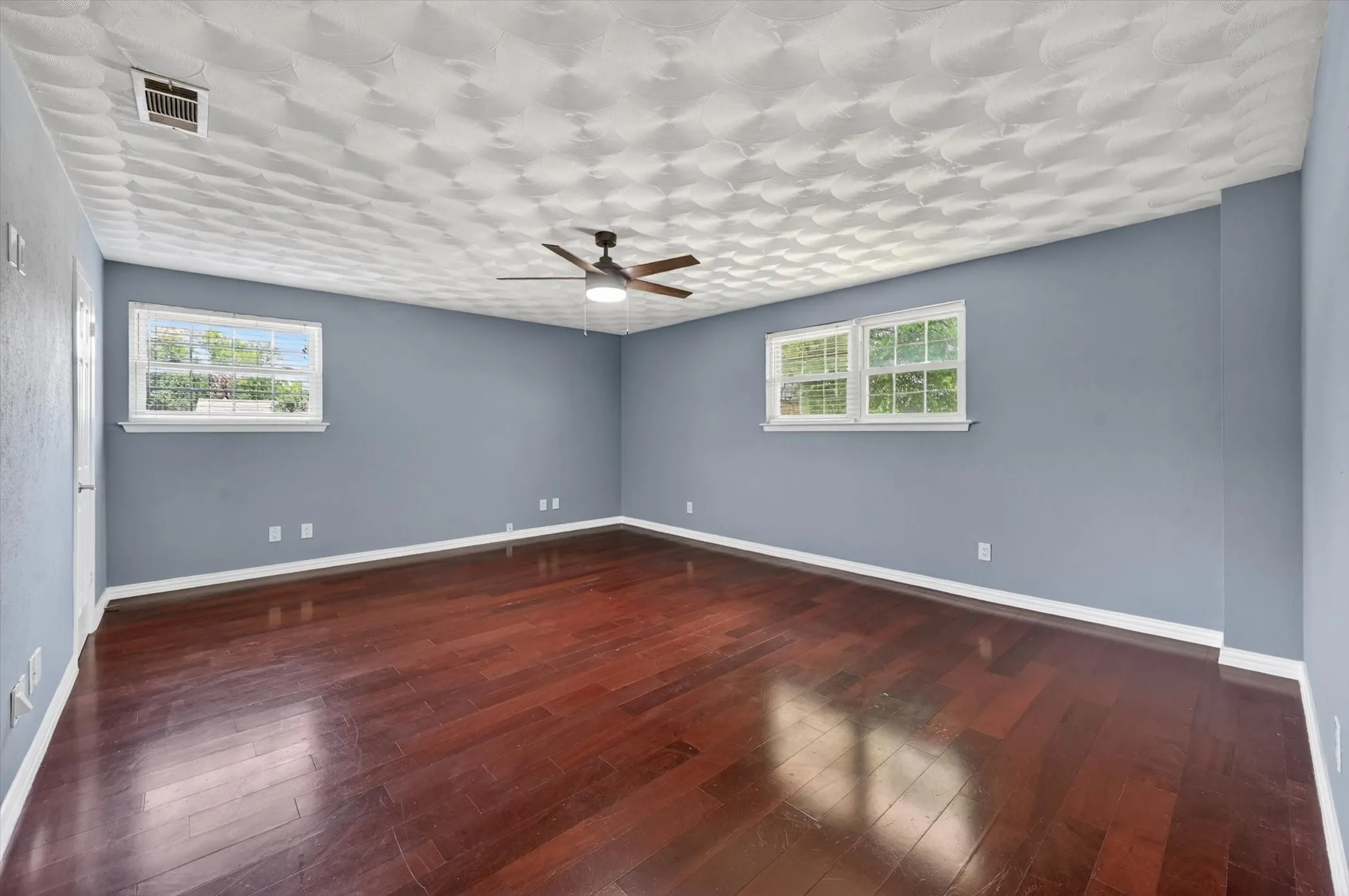 Single Family Residence For Sale in Dallas County , 3625 Parader Court, Dallas, Texas 75228, 4 Bedroom, 3 Bathroom, 2 Garage spaces, 2,189 Sqft, built in 1965, Price $379,990, mls#21280606, Real Estate Agent in Dallas, Homes For Sale in Dallas county, Homes For Sale in Dallas, Realtor in Dallas Texas, Real Estate Brokerage Independent Realty Texas, Luminita Cordes Realtor