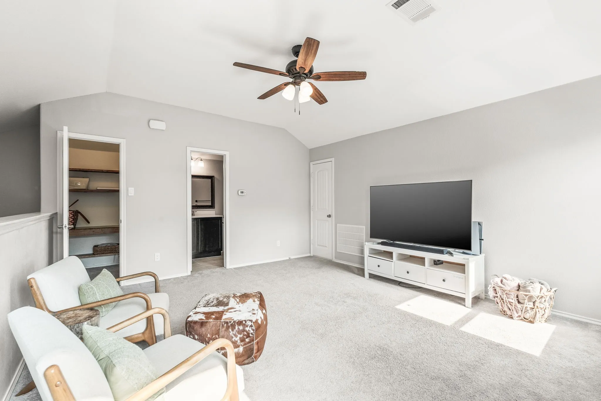 Upstairs game room with full bathroom and walk-in closet
