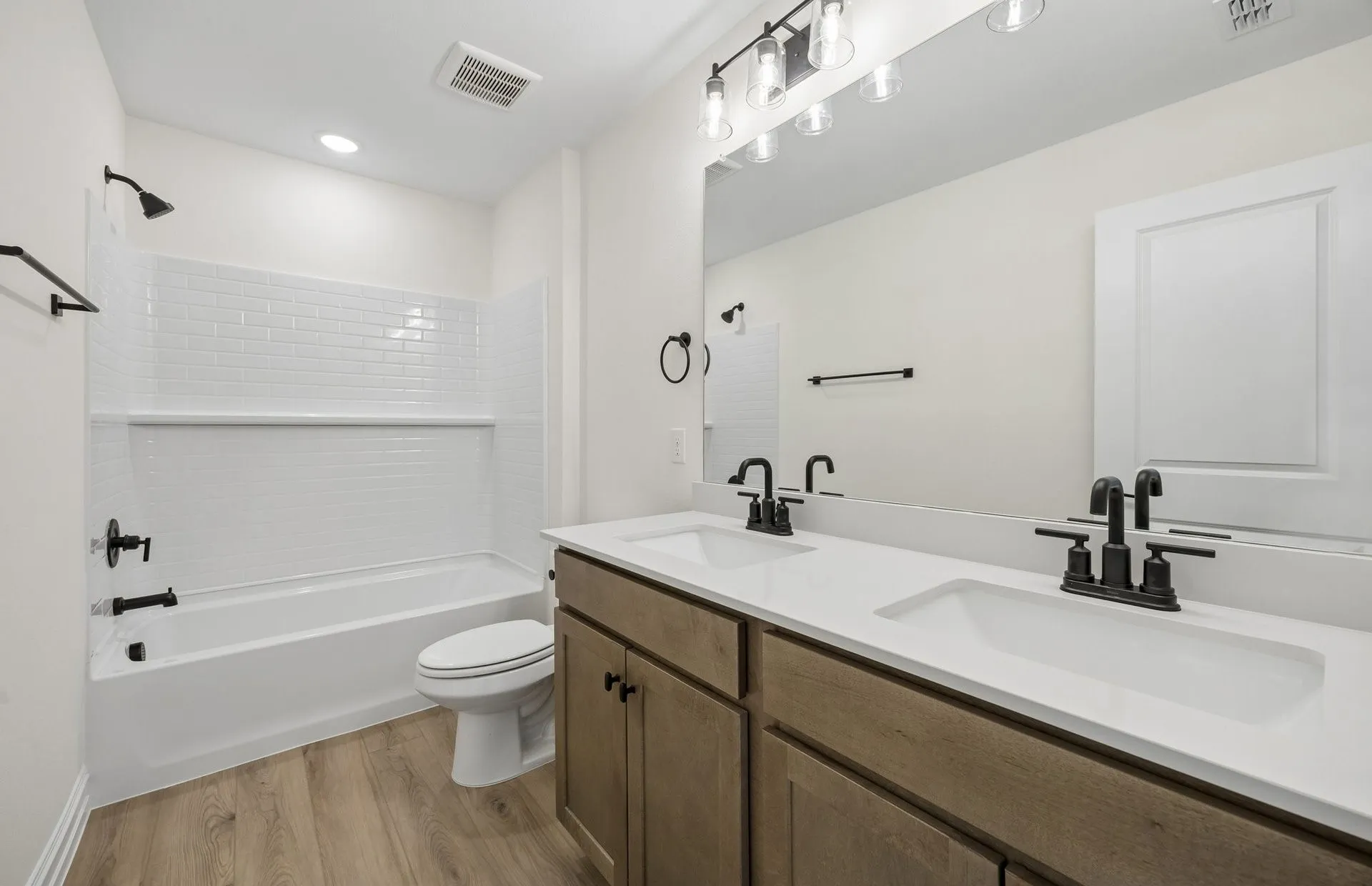 Double vanity in secondary bath