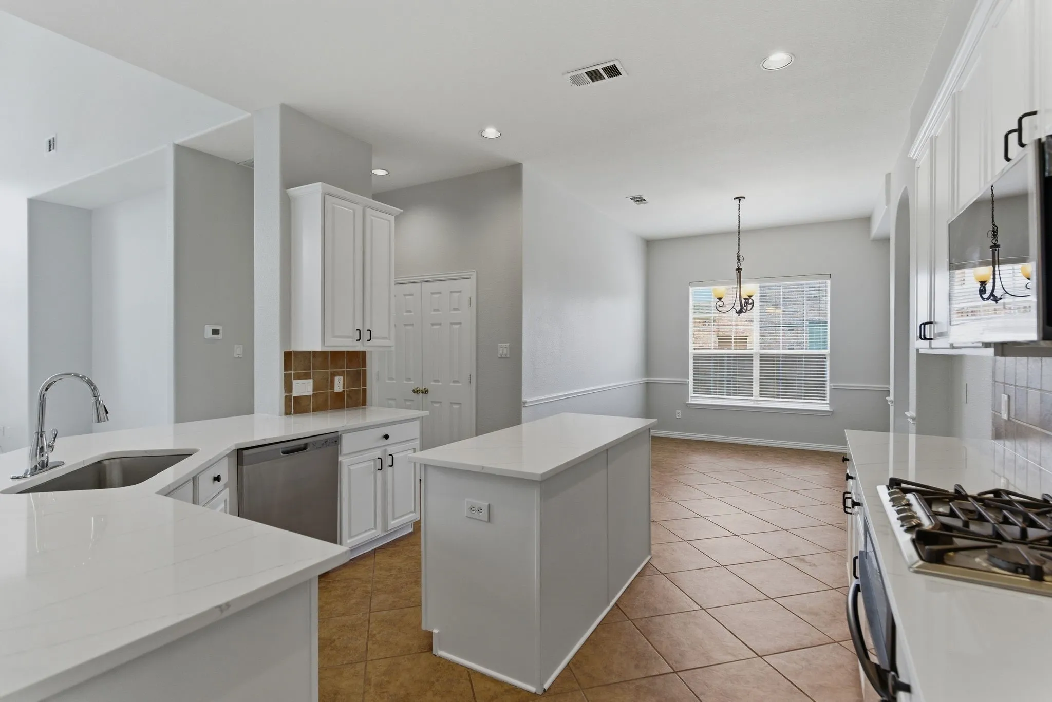 Single Family Residence For Sale in Denton County , 1117 Apache Lake Drive, Carrollton, Texas 75010, 5 Bedroom, 5 Bathroom, 3 Garage spaces, 4,347 Sqft, built in 2002, mls#21284922, Real Estate Agent in Carrollton, Homes For Sale in Denton county, Homes For Sale in Carrollton, Realtor in Carrollton Texas, Real Estate Brokerage Independent Realty Texas, Luminita Cordes Realtor