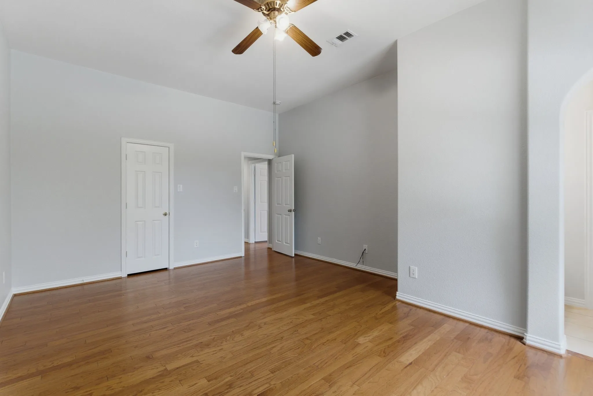 Single Family Residence For Sale in Denton County , 1117 Apache Lake Drive, Carrollton, Texas 75010, 5 Bedroom, 5 Bathroom, 3 Garage spaces, 4,347 Sqft, built in 2002, mls#21284922, Real Estate Agent in Carrollton, Homes For Sale in Denton county, Homes For Sale in Carrollton, Realtor in Carrollton Texas, Real Estate Brokerage Independent Realty Texas, Luminita Cordes Realtor