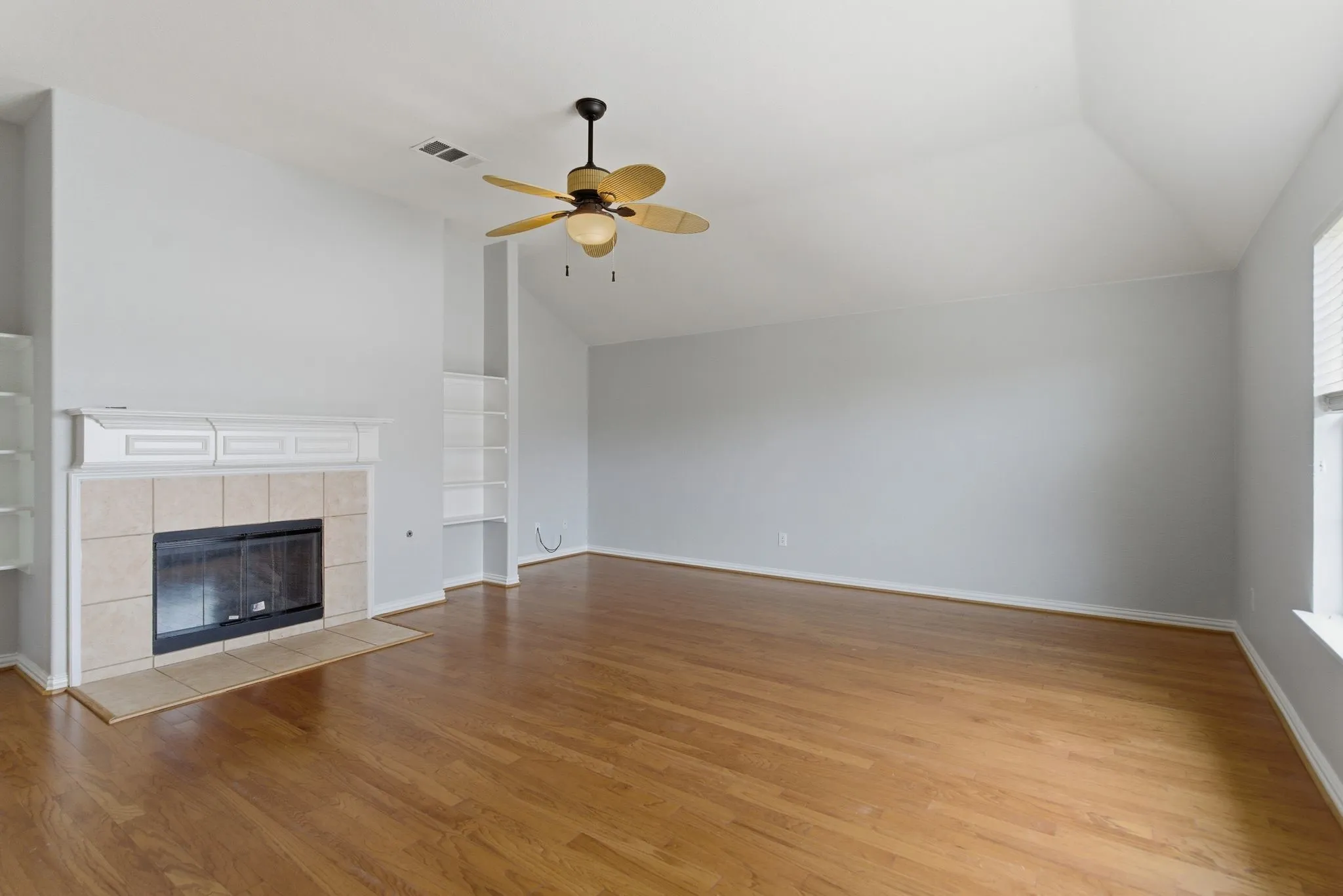 Single Family Residence For Sale in Denton County , 1117 Apache Lake Drive, Carrollton, Texas 75010, 5 Bedroom, 5 Bathroom, 3 Garage spaces, 4,347 Sqft, built in 2002, mls#21284922, Real Estate Agent in Carrollton, Homes For Sale in Denton county, Homes For Sale in Carrollton, Realtor in Carrollton Texas, Real Estate Brokerage Independent Realty Texas, Luminita Cordes Realtor