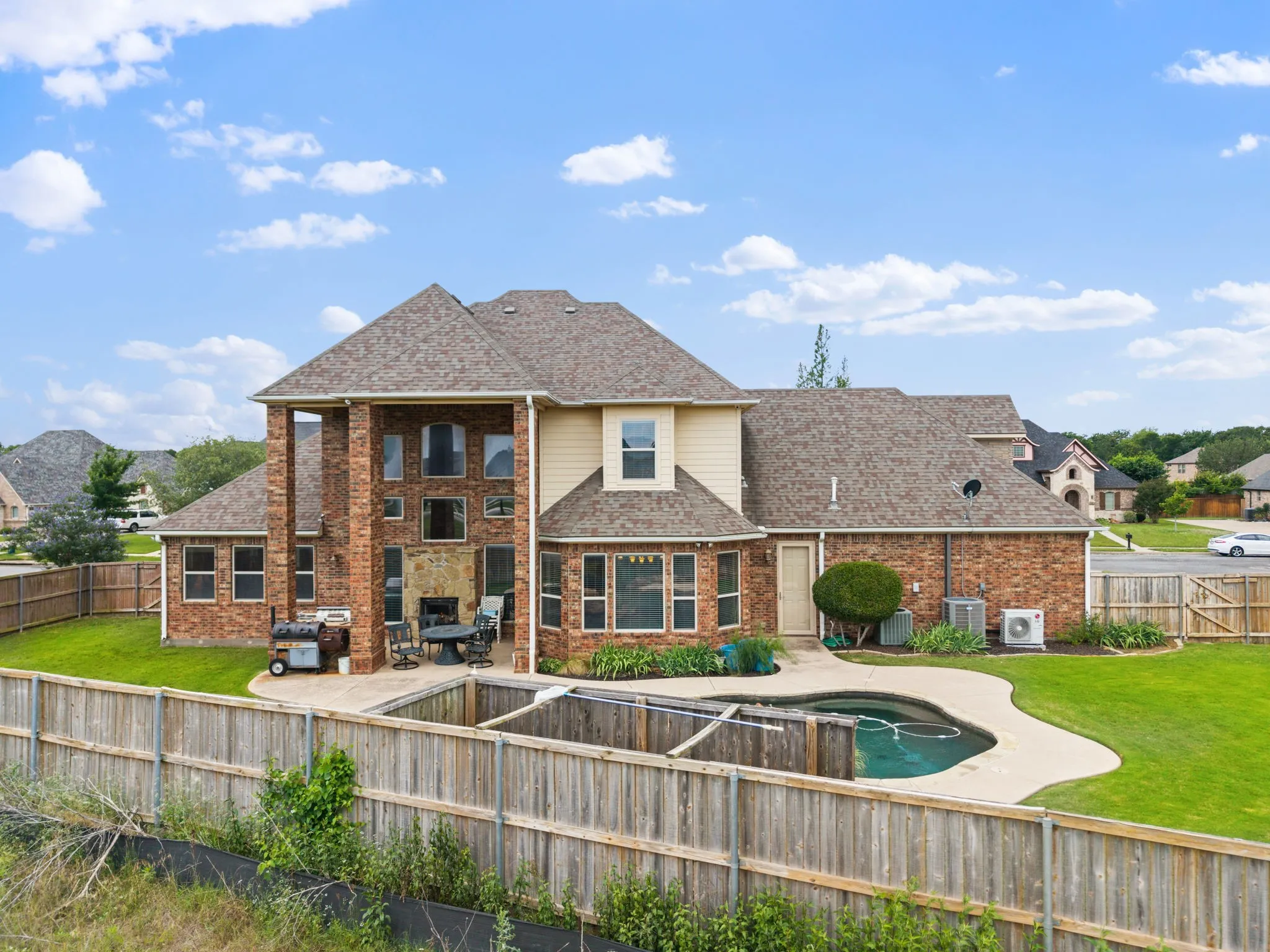 Single Family Residence For Sale in Grayson County , 1131 Fountain Creek Boulevard, Pottsboro, Texas 75076, 4 Bedrooms, 3 Bathrooms, 2 Garage spaces, 3,537 Sqft, built in 2006, Price $575,000, mls#21284035, Real Estate Agent in Pottsboro, Homes For Sale in Grayson county, Homes For Sale in Pottsboro, Realtor in Pottsboro Texas, Real Estate Brokerage Independent Realty Texas, Luminita Cordes Realtor