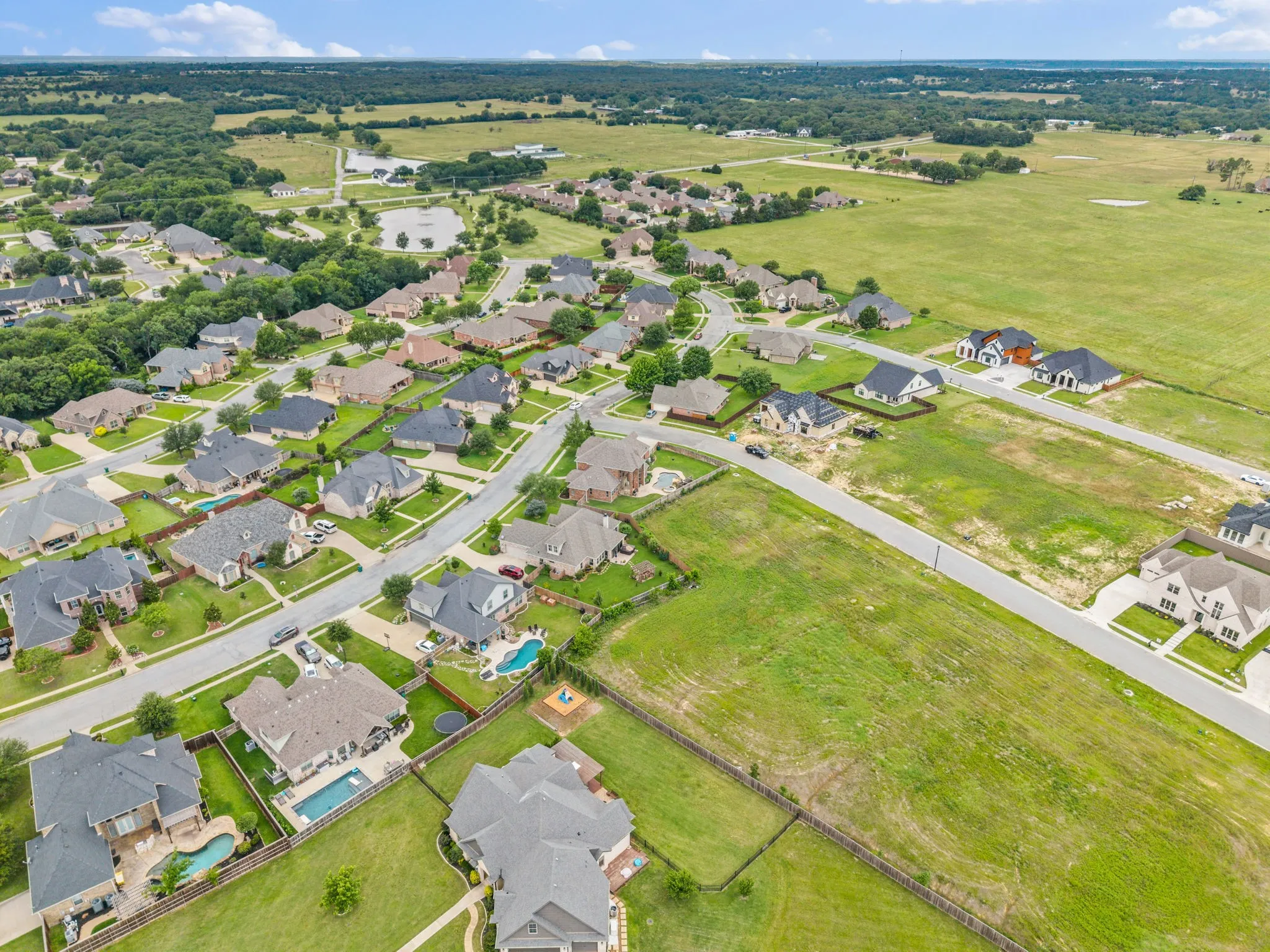 Single Family Residence For Sale in Grayson County , 1131 Fountain Creek Boulevard, Pottsboro, Texas 75076, 4 Bedrooms, 3 Bathrooms, 2 Garage spaces, 3,537 Sqft, built in 2006, Price $575,000, mls#21284035, Real Estate Agent in Pottsboro, Homes For Sale in Grayson county, Homes For Sale in Pottsboro, Realtor in Pottsboro Texas, Real Estate Brokerage Independent Realty Texas, Luminita Cordes Realtor