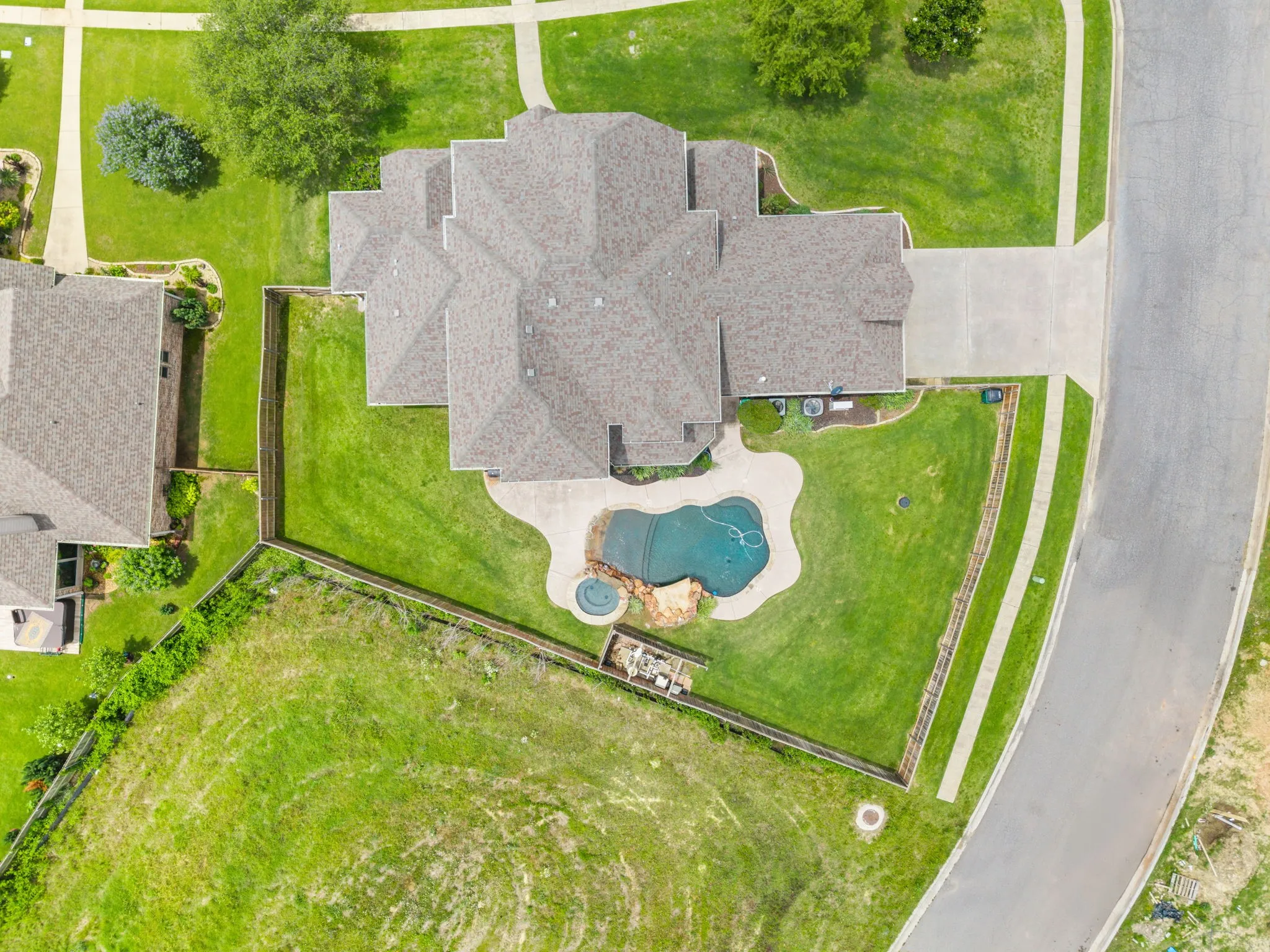 Single Family Residence For Sale in Grayson County , 1131 Fountain Creek Boulevard, Pottsboro, Texas 75076, 4 Bedrooms, 3 Bathrooms, 2 Garage spaces, 3,537 Sqft, built in 2006, Price $575,000, mls#21284035, Real Estate Agent in Pottsboro, Homes For Sale in Grayson county, Homes For Sale in Pottsboro, Realtor in Pottsboro Texas, Real Estate Brokerage Independent Realty Texas, Luminita Cordes Realtor