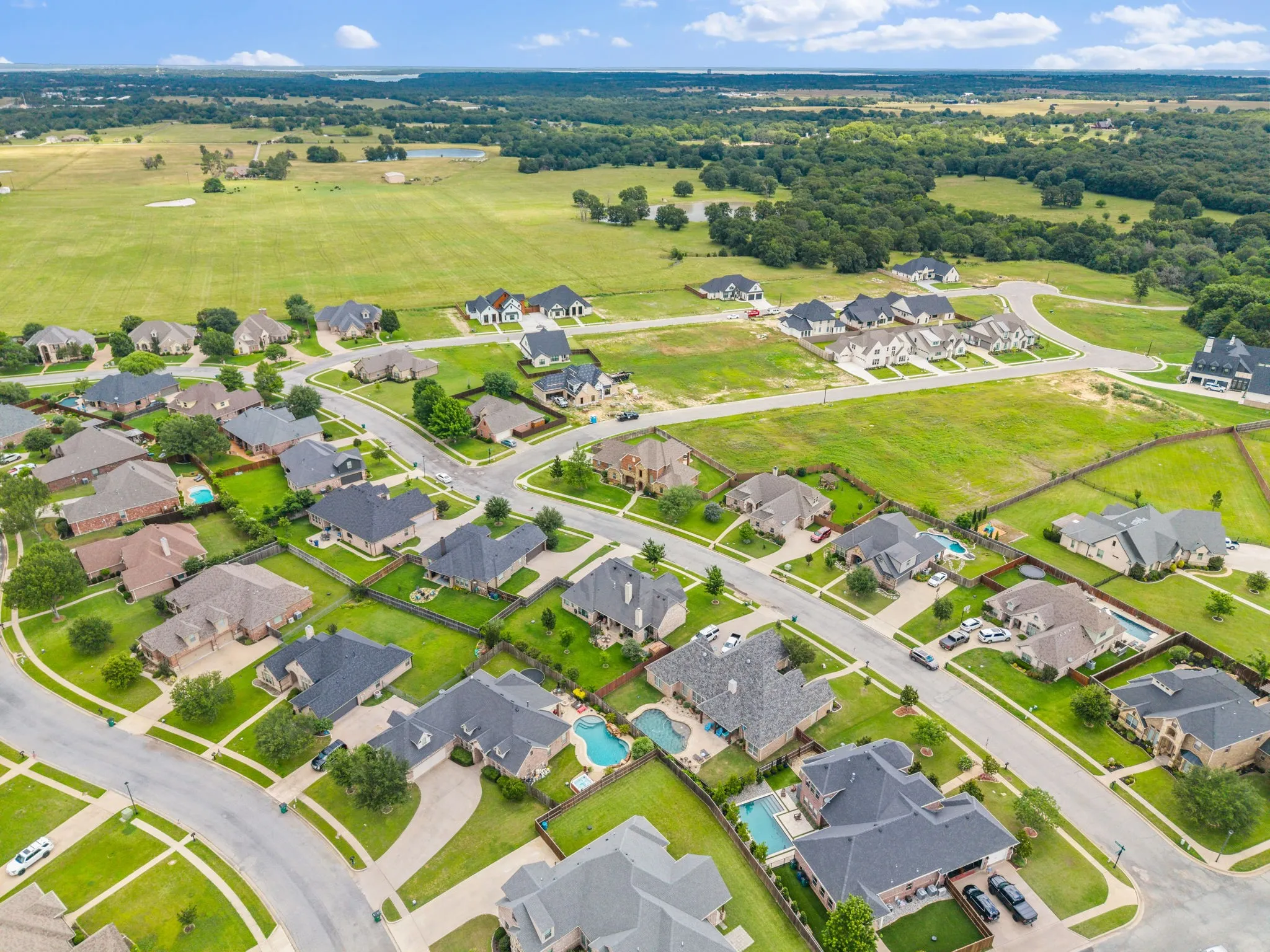 Single Family Residence For Sale in Grayson County , 1131 Fountain Creek Boulevard, Pottsboro, Texas 75076, 4 Bedrooms, 3 Bathrooms, 2 Garage spaces, 3,537 Sqft, built in 2006, Price $575,000, mls#21284035, Real Estate Agent in Pottsboro, Homes For Sale in Grayson county, Homes For Sale in Pottsboro, Realtor in Pottsboro Texas, Real Estate Brokerage Independent Realty Texas, Luminita Cordes Realtor