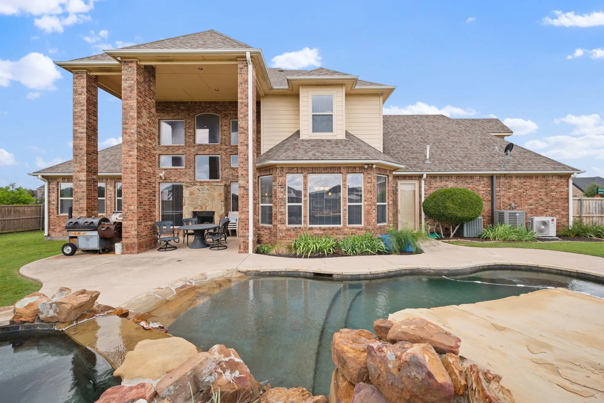 Single Family Residence For Sale in Grayson County , 1131 Fountain Creek Boulevard, Pottsboro, Texas 75076, 4 Bedrooms, 3 Bathrooms, 2 Garage spaces, 3,537 Sqft, built in 2006, Price $575,000, mls#21284035, Real Estate Agent in Pottsboro, Homes For Sale in Grayson county, Homes For Sale in Pottsboro, Realtor in Pottsboro Texas, Real Estate Brokerage Independent Realty Texas, Luminita Cordes Realtor