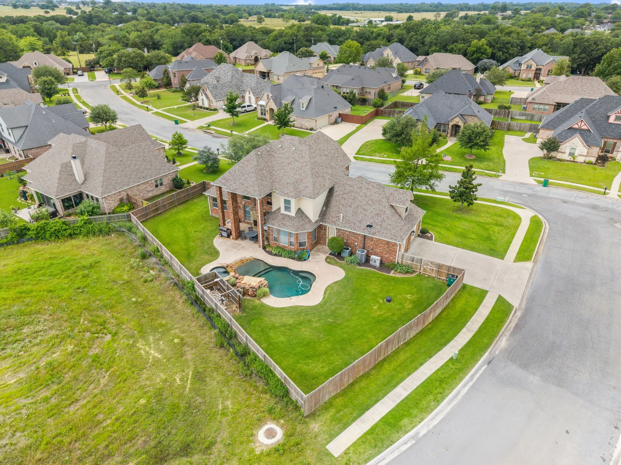 Single Family Residence For Sale in Grayson County , 1131 Fountain Creek Boulevard, Pottsboro, Texas 75076, 4 Bedrooms, 3 Bathrooms, 2 Garage spaces, 3,537 Sqft, built in 2006, Price $575,000, mls#21284035, Real Estate Agent in Pottsboro, Homes For Sale in Grayson county, Homes For Sale in Pottsboro, Realtor in Pottsboro Texas, Real Estate Brokerage Independent Realty Texas, Luminita Cordes Realtor