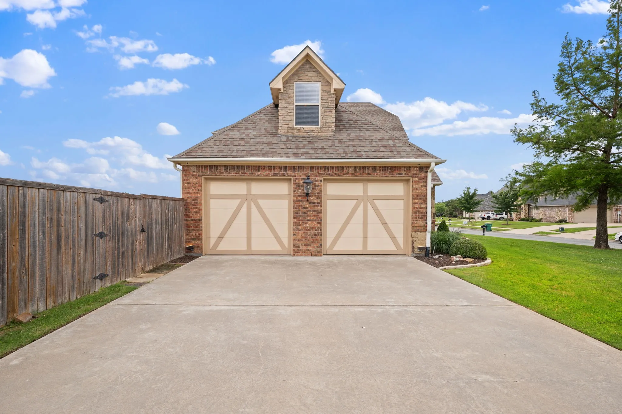 Single Family Residence For Sale in Grayson County , 1131 Fountain Creek Boulevard, Pottsboro, Texas 75076, 4 Bedrooms, 3 Bathrooms, 2 Garage spaces, 3,537 Sqft, built in 2006, Price $575,000, mls#21284035, Real Estate Agent in Pottsboro, Homes For Sale in Grayson county, Homes For Sale in Pottsboro, Realtor in Pottsboro Texas, Real Estate Brokerage Independent Realty Texas, Luminita Cordes Realtor