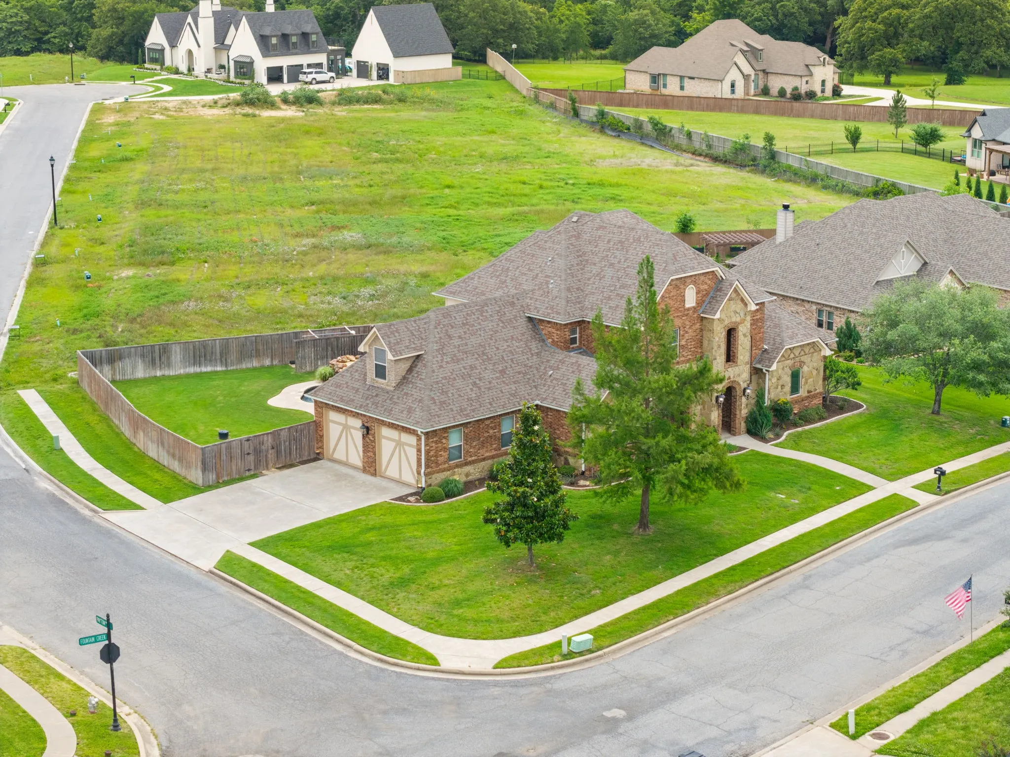 Single Family Residence For Sale in Grayson County , 1131 Fountain Creek Boulevard, Pottsboro, Texas 75076, 4 Bedrooms, 3 Bathrooms, 2 Garage spaces, 3,537 Sqft, built in 2006, Price $575,000, mls#21284035, Real Estate Agent in Pottsboro, Homes For Sale in Grayson county, Homes For Sale in Pottsboro, Realtor in Pottsboro Texas, Real Estate Brokerage Independent Realty Texas, Luminita Cordes Realtor