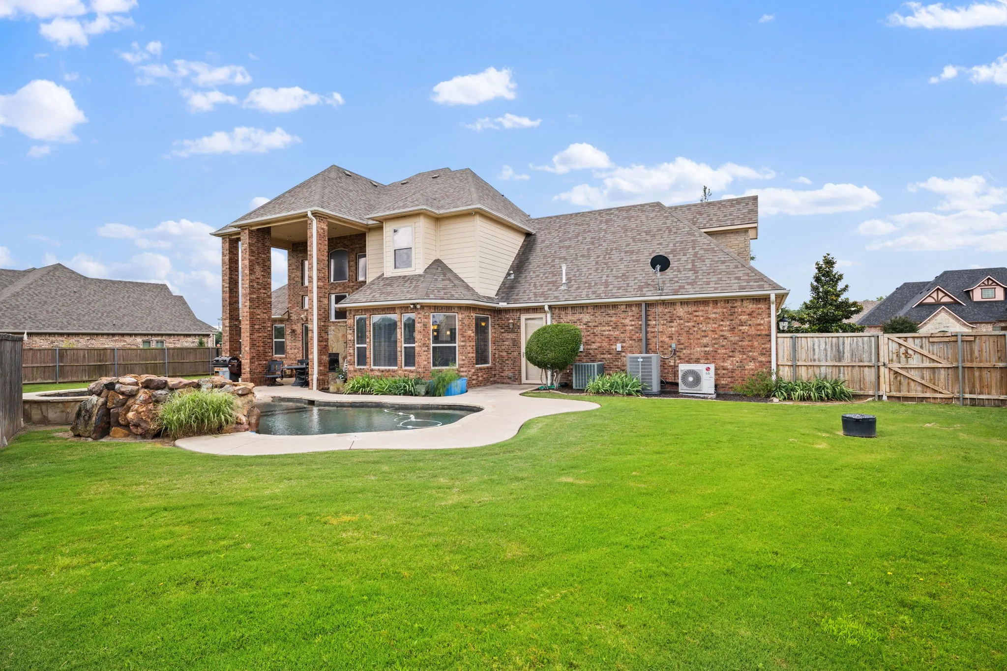 Single Family Residence For Sale in Grayson County , 1131 Fountain Creek Boulevard, Pottsboro, Texas 75076, 4 Bedrooms, 3 Bathrooms, 2 Garage spaces, 3,537 Sqft, built in 2006, Price $575,000, mls#21284035, Real Estate Agent in Pottsboro, Homes For Sale in Grayson county, Homes For Sale in Pottsboro, Realtor in Pottsboro Texas, Real Estate Brokerage Independent Realty Texas, Luminita Cordes Realtor