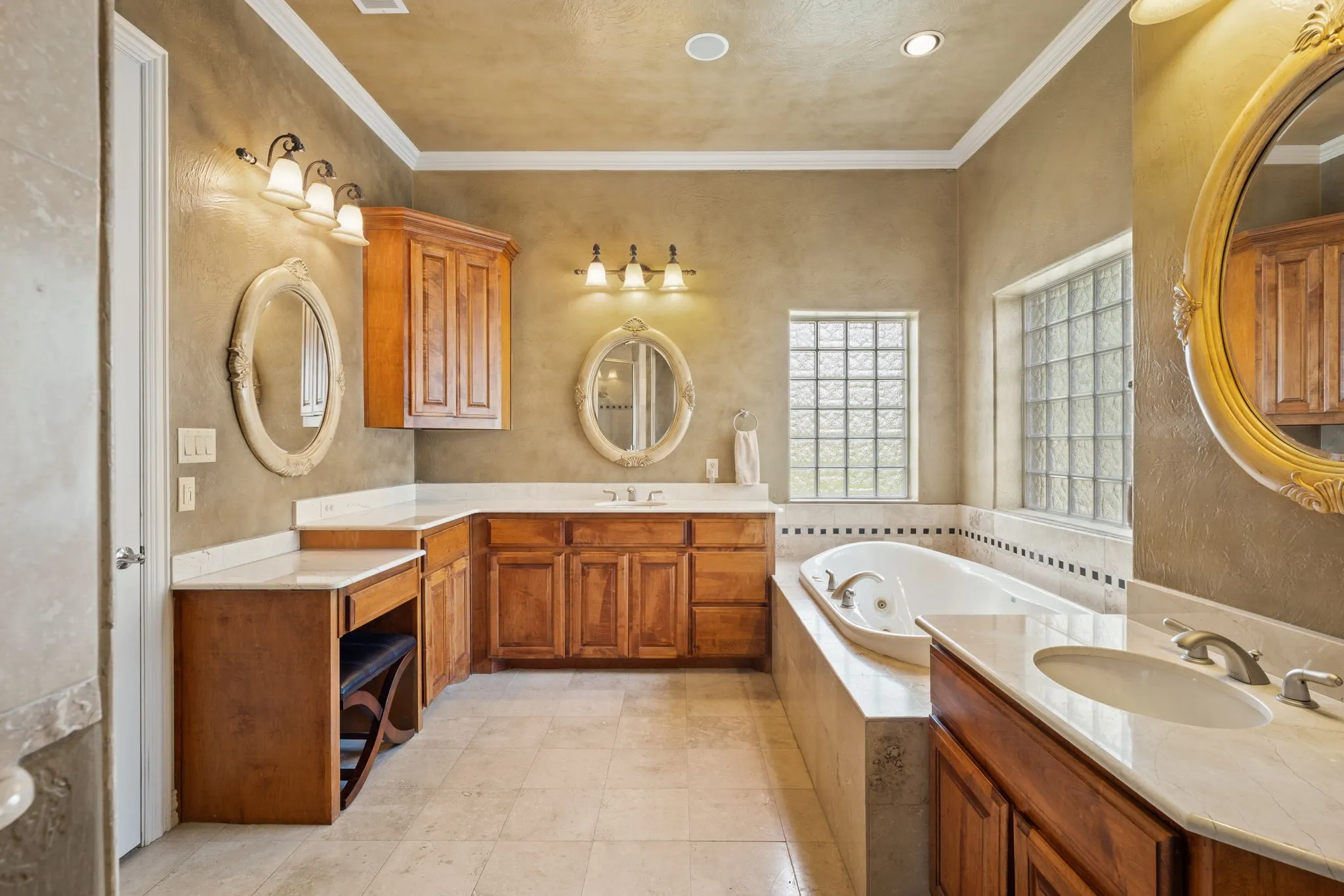 Single Family Residence For Sale in Grayson County , 1131 Fountain Creek Boulevard, Pottsboro, Texas 75076, 4 Bedrooms, 3 Bathrooms, 2 Garage spaces, 3,537 Sqft, built in 2006, Price $575,000, mls#21284035, Real Estate Agent in Pottsboro, Homes For Sale in Grayson county, Homes For Sale in Pottsboro, Realtor in Pottsboro Texas, Real Estate Brokerage Independent Realty Texas, Luminita Cordes Realtor