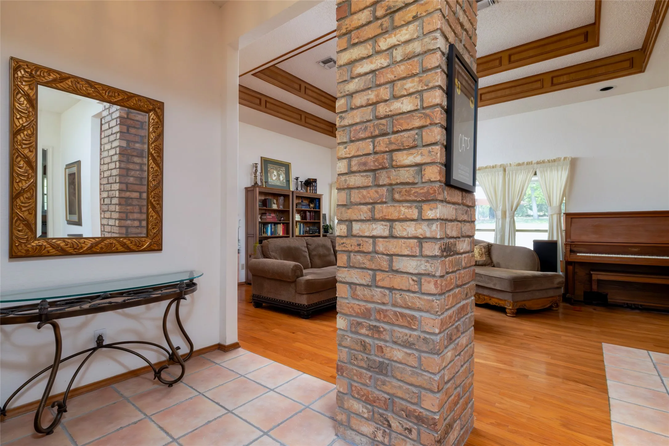 Single Family Residence For Sale in Parker County , 111 Florine Court, Hudson Oaks, Texas 76087, 4 Bedrooms, 3 Bathrooms, 2 Garage spaces, 2,385 Sqft, built in 1988, Price $487,900, mls#21283572, Real Estate Agent in Hudson Oaks, Homes For Sale in Parker county, Homes For Sale in Hudson Oaks, Realtor in Hudson Oaks Texas, Real Estate Brokerage Independent Realty Texas, Luminita Cordes Realtor
