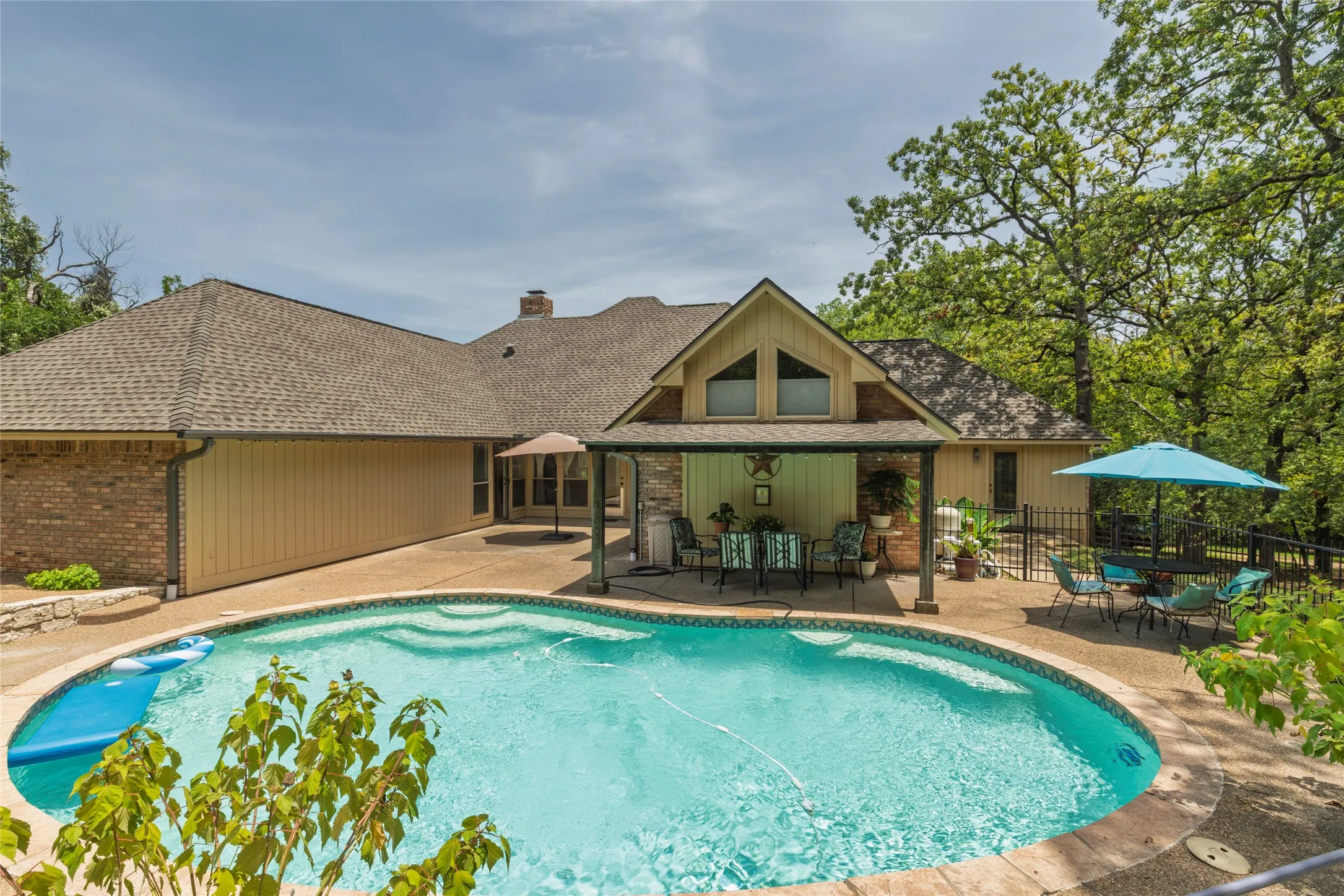 Single Family Residence For Sale in Parker County , 111 Florine Court, Hudson Oaks, Texas 76087, 4 Bedrooms, 3 Bathrooms, 2 Garage spaces, 2,385 Sqft, built in 1988, Price $487,900, mls#21283572, Real Estate Agent in Hudson Oaks, Homes For Sale in Parker county, Homes For Sale in Hudson Oaks, Realtor in Hudson Oaks Texas, Real Estate Brokerage Independent Realty Texas, Luminita Cordes Realtor