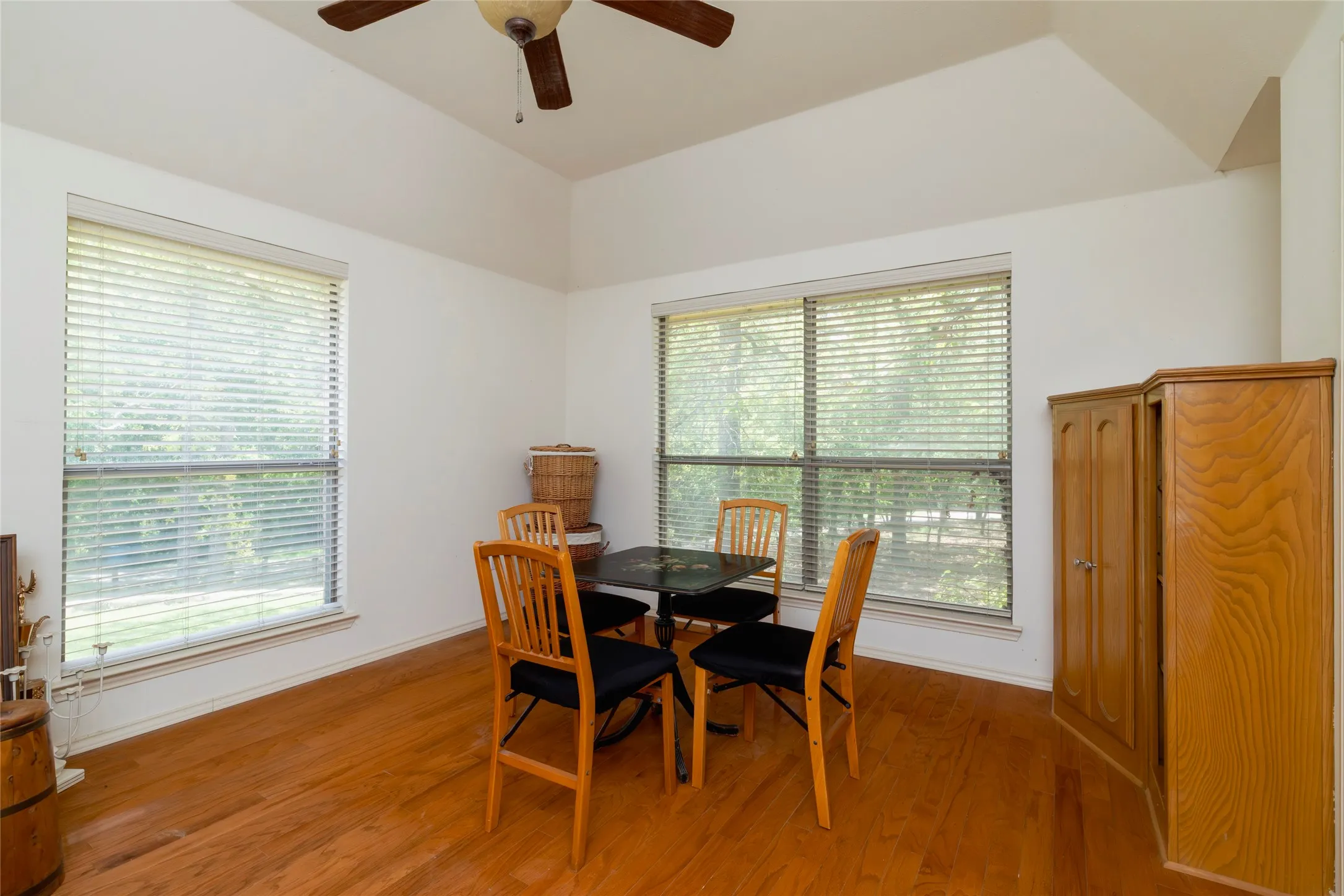 Single Family Residence For Sale in Parker County , 111 Florine Court, Hudson Oaks, Texas 76087, 4 Bedrooms, 3 Bathrooms, 2 Garage spaces, 2,385 Sqft, built in 1988, Price $487,900, mls#21283572, Real Estate Agent in Hudson Oaks, Homes For Sale in Parker county, Homes For Sale in Hudson Oaks, Realtor in Hudson Oaks Texas, Real Estate Brokerage Independent Realty Texas, Luminita Cordes Realtor