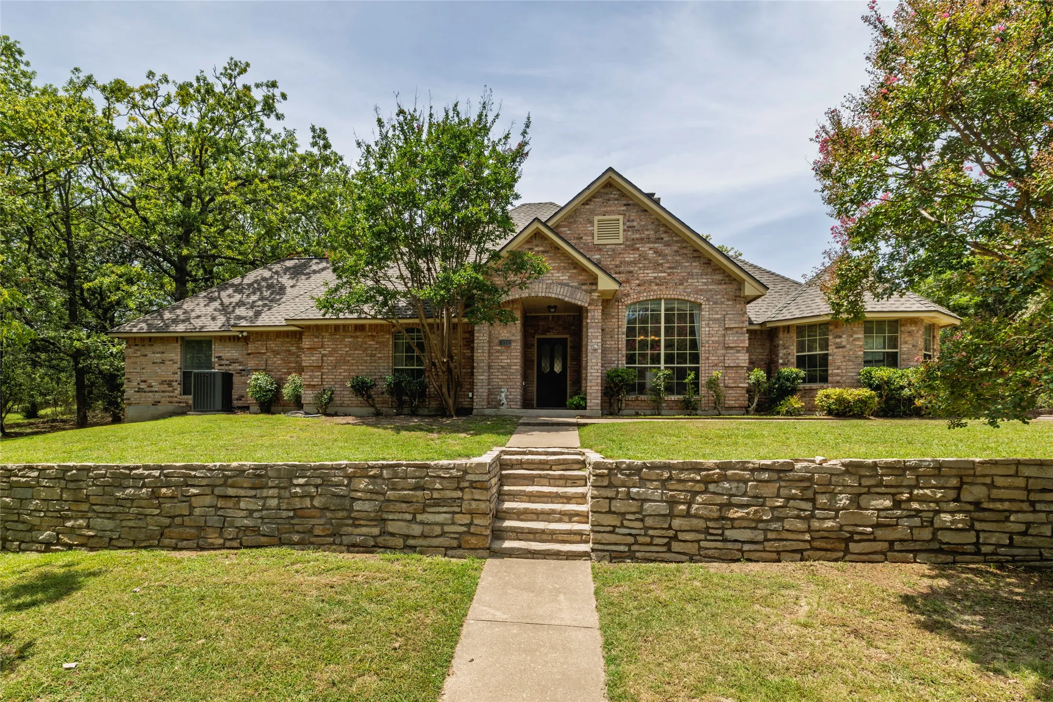 Single Family Residence For Sale in Parker County , 111 Florine Court, Hudson Oaks, Texas 76087, 4 Bedrooms, 3 Bathrooms, 2 Garage spaces, 2,385 Sqft, built in 1988, Price $487,900, mls#21283572, Real Estate Agent in Hudson Oaks, Homes For Sale in Parker county, Homes For Sale in Hudson Oaks, Realtor in Hudson Oaks Texas, Real Estate Brokerage Independent Realty Texas, Luminita Cordes Realtor