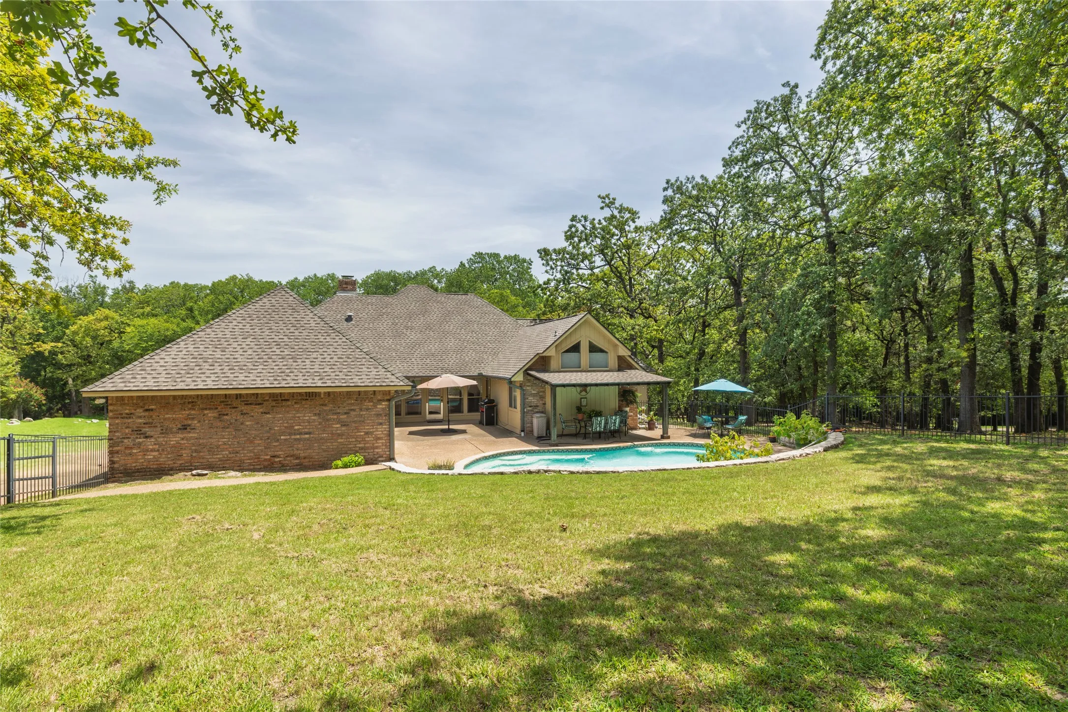 Single Family Residence For Sale in Parker County , 111 Florine Court, Hudson Oaks, Texas 76087, 4 Bedrooms, 3 Bathrooms, 2 Garage spaces, 2,385 Sqft, built in 1988, Price $487,900, mls#21283572, Real Estate Agent in Hudson Oaks, Homes For Sale in Parker county, Homes For Sale in Hudson Oaks, Realtor in Hudson Oaks Texas, Real Estate Brokerage Independent Realty Texas, Luminita Cordes Realtor
